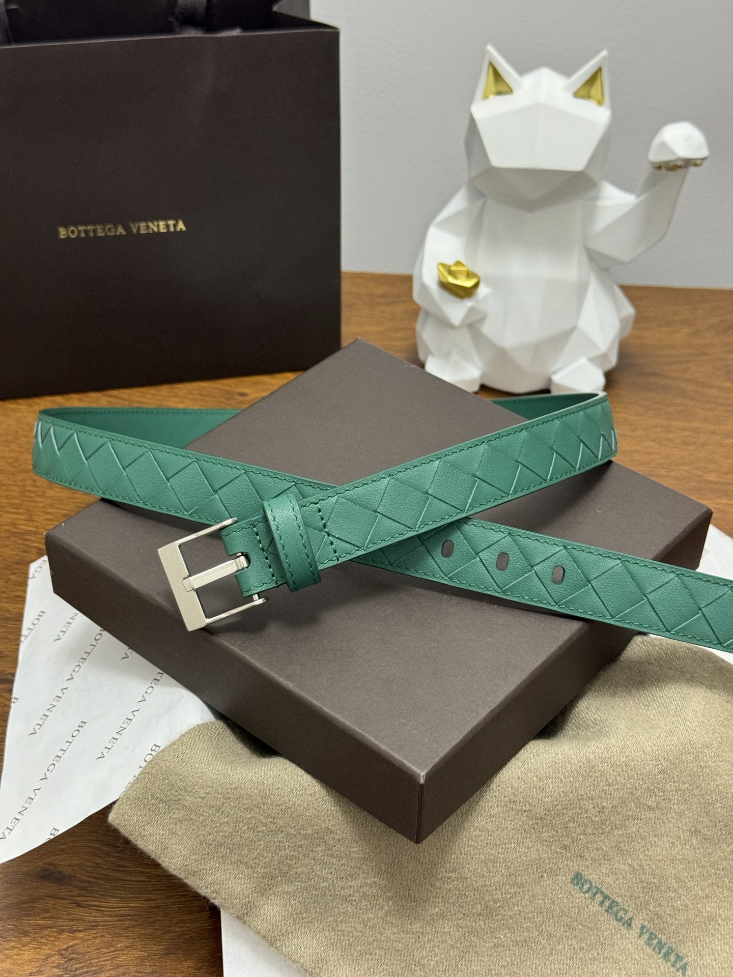 BOTTEGA VENETA 2.5cm 颜色：祖母绿Watch编织腰带手工编织新款牛皮经典之作每个细节