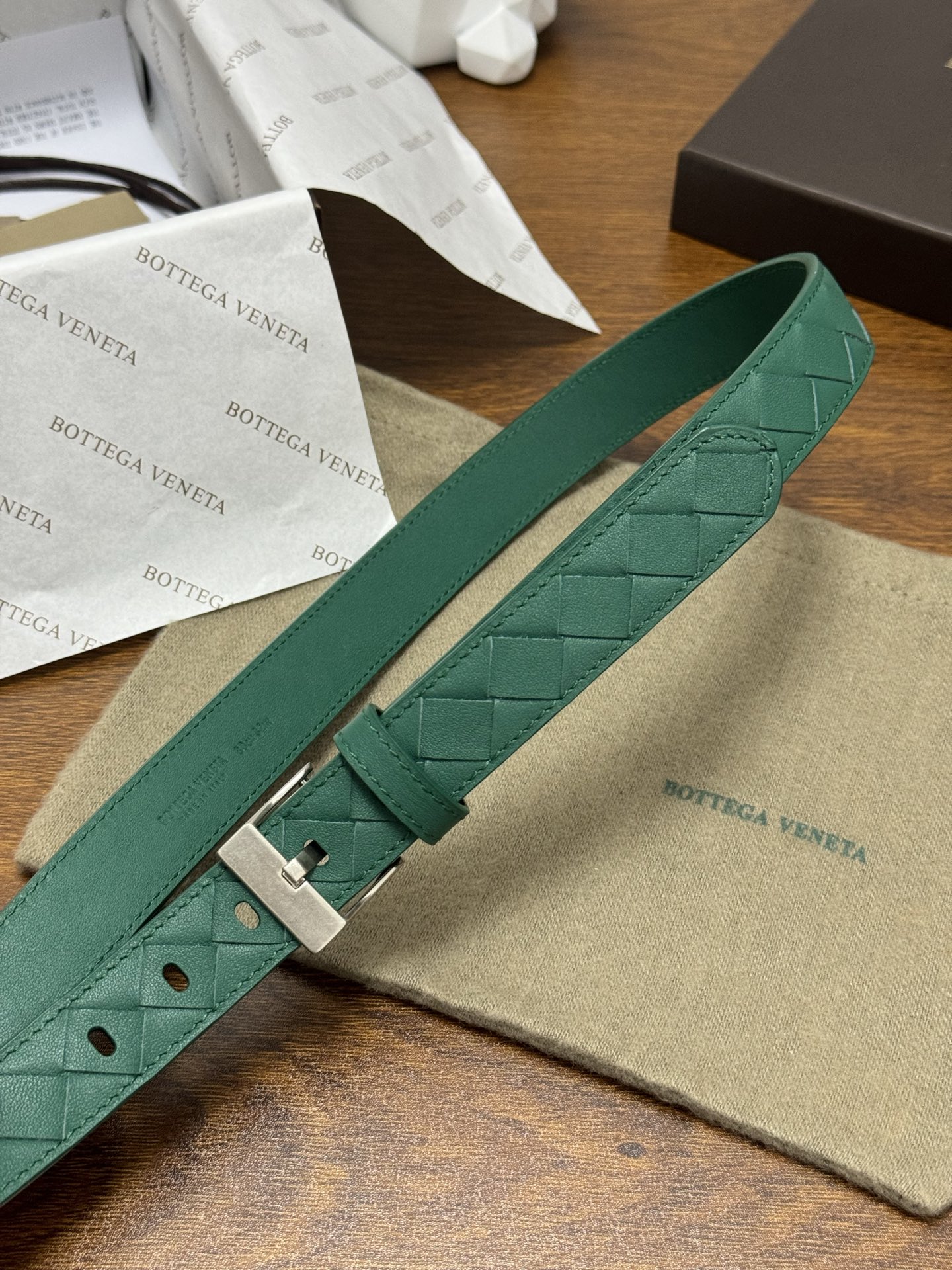 BOTTEGA VENETA 2.5cm 颜色：祖母绿Watch编织腰带手工编织新款牛皮经典之作每个细节