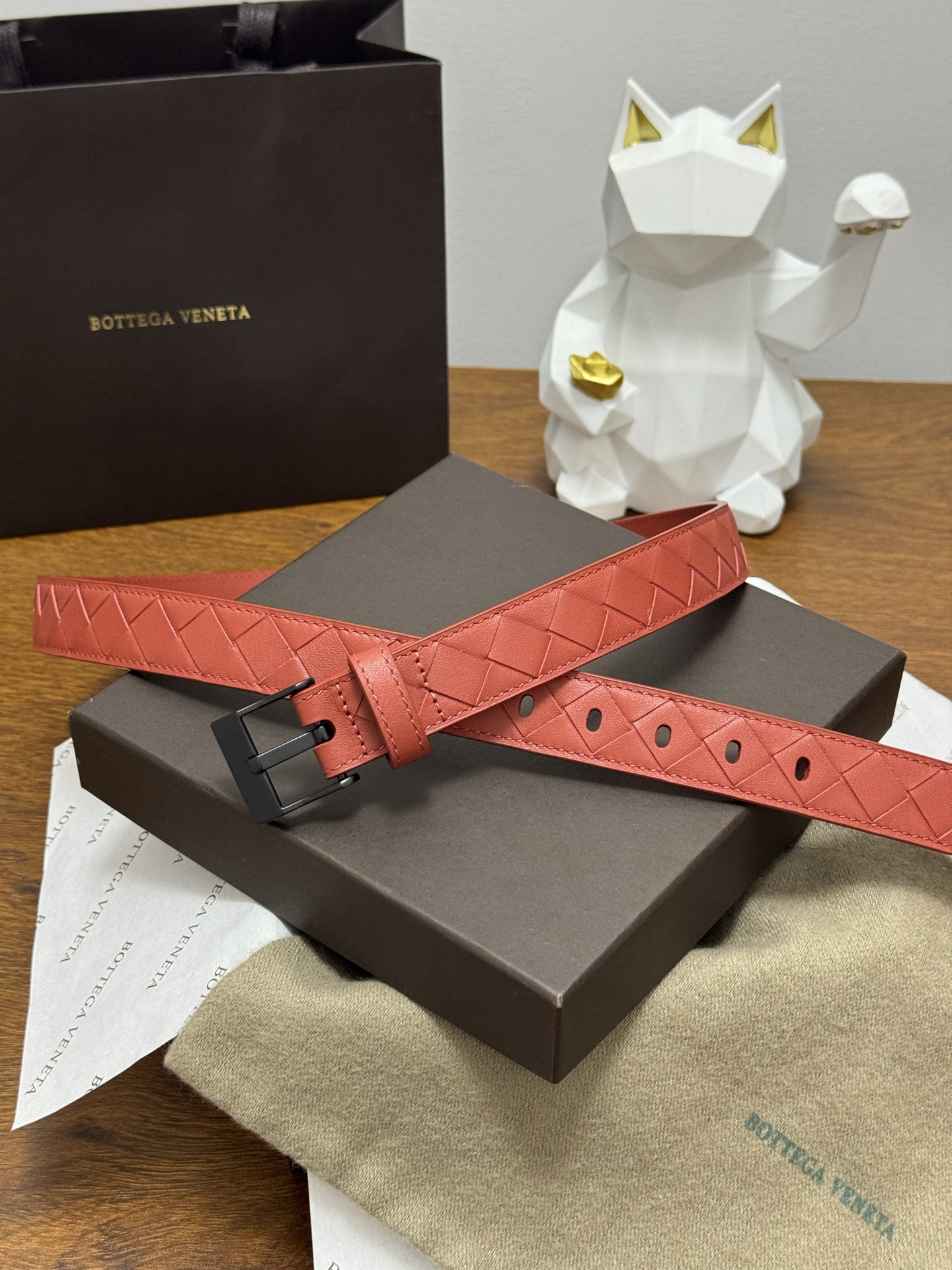 BOTTEGA VENETA 2.5cm 颜色：砖红色Watch编织腰带手工编织新款牛皮经典之作每个细节