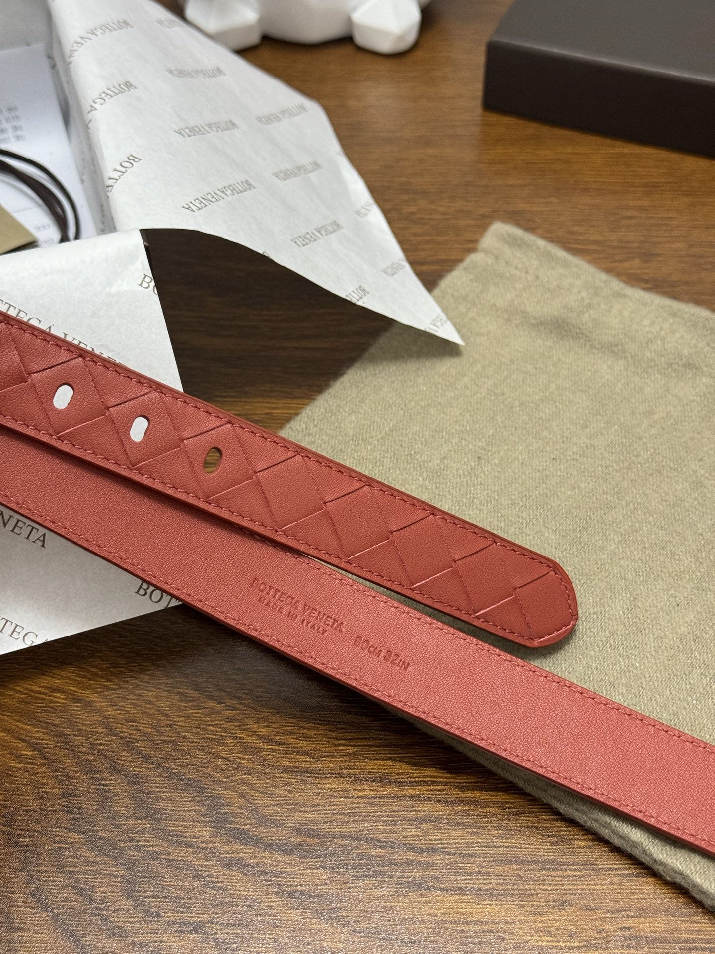 BOTTEGA VENETA 2.5cm 颜色：砖红色Watch编织腰带手工编织新款牛皮经典之作每个细节