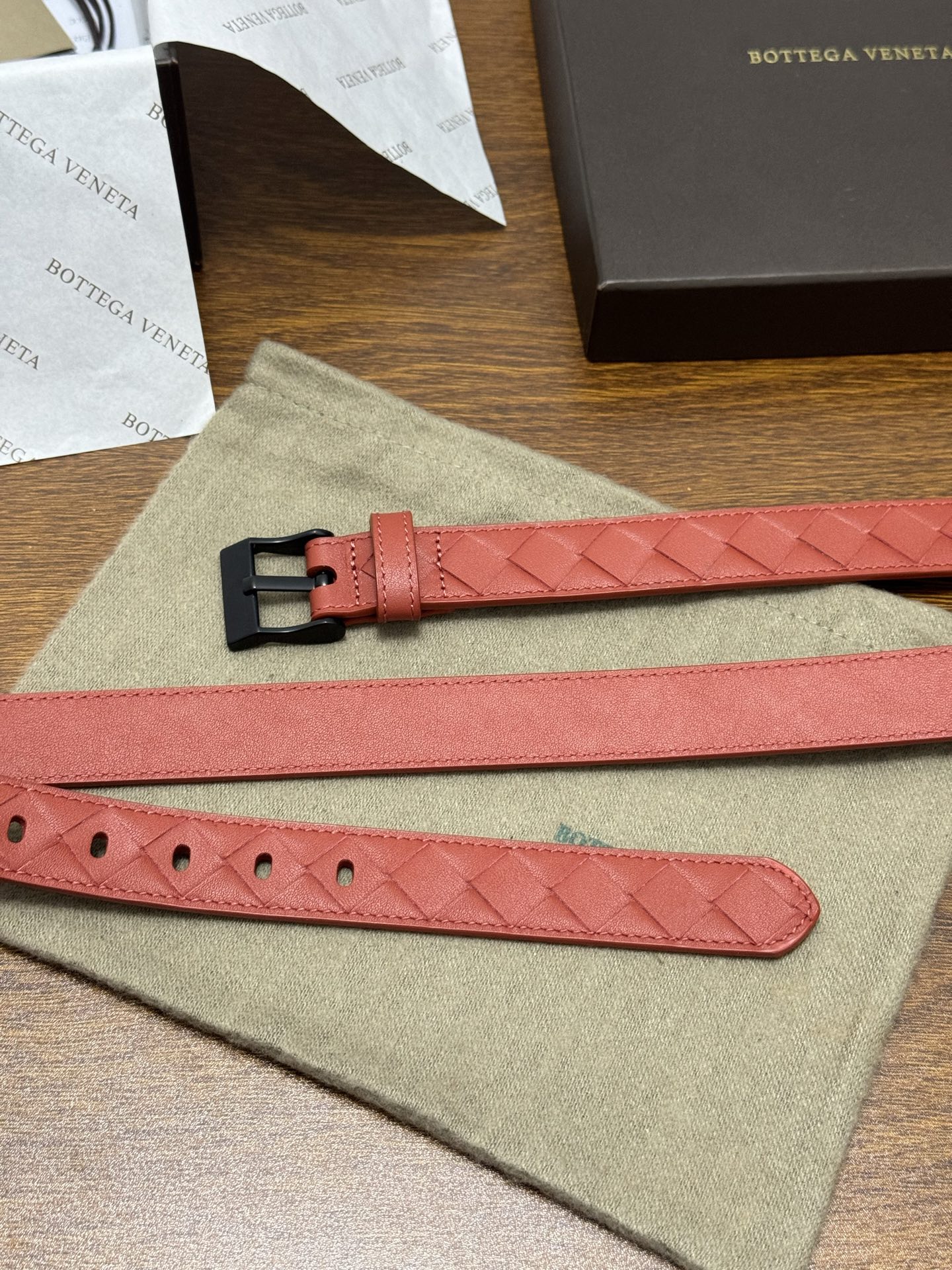 BOTTEGA VENETA 2.5cm 颜色：砖红色Watch编织腰带手工编织新款牛皮经典之作每个细节