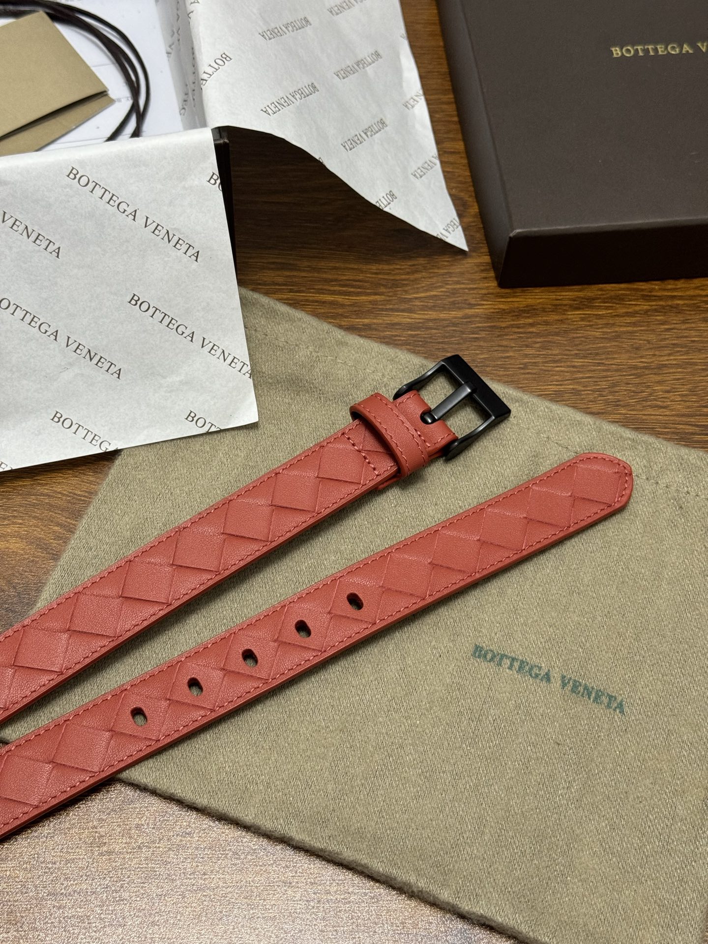 BOTTEGA VENETA 2.5cm 颜色：砖红色Watch编织腰带手工编织新款牛皮经典之作每个细节