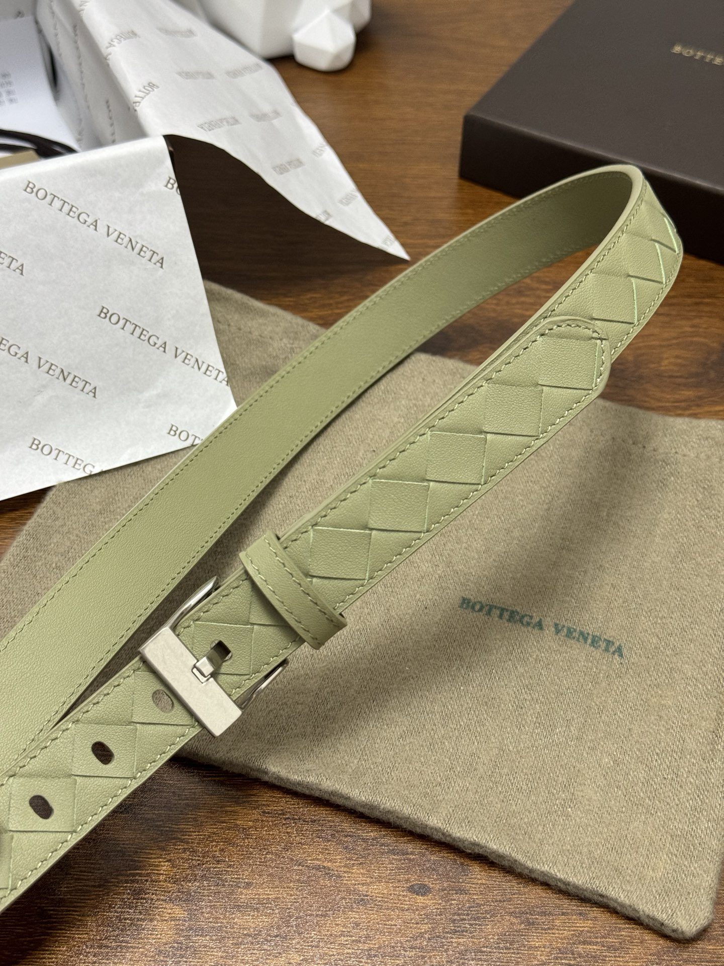 BOTTEGA VENETA 2.5cm 颜色：青柠绿Watch编织腰带手工编织新款牛皮经典之作每个细节