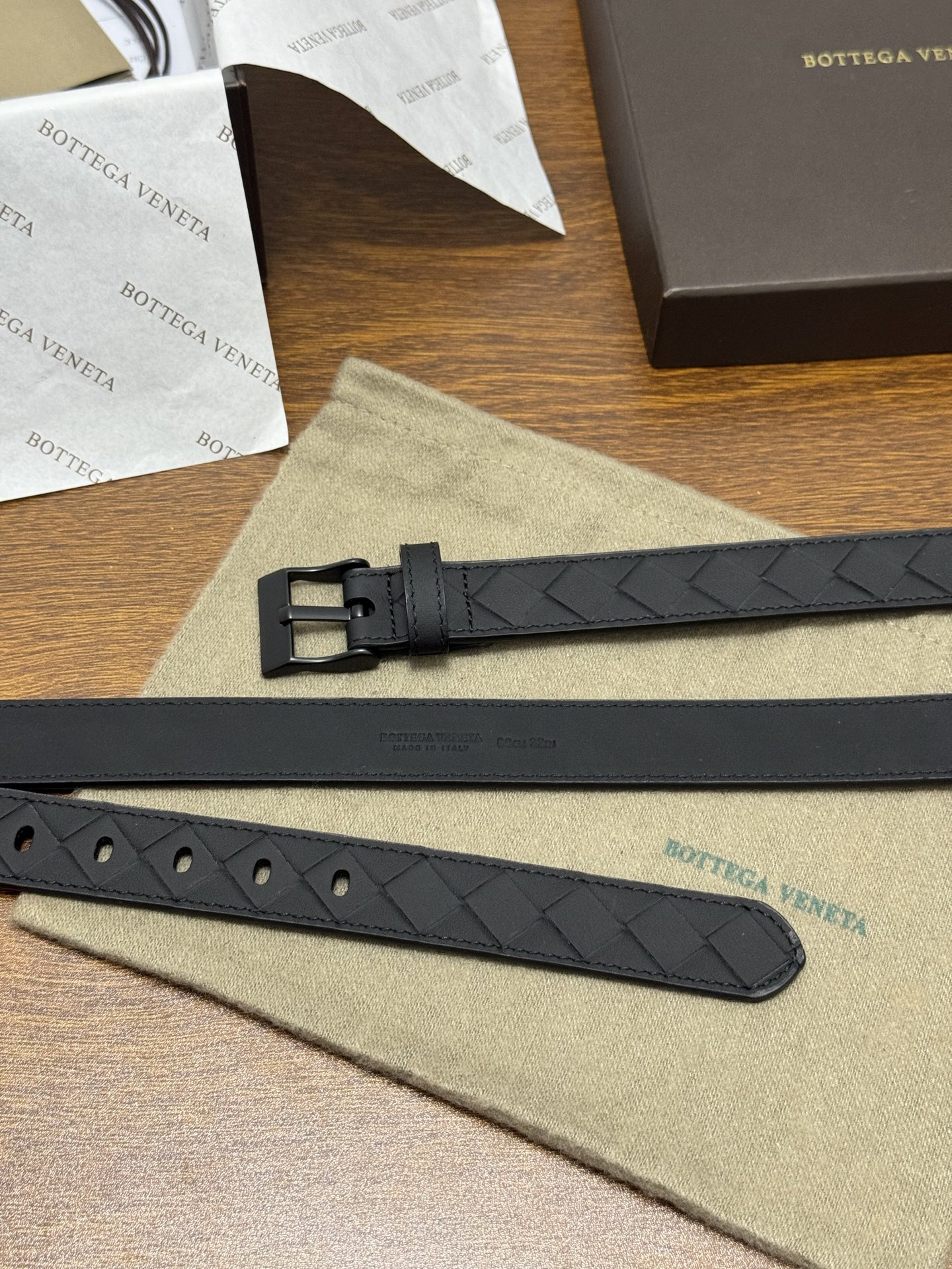 BOTTEGA VENETA 2.5cm 颜色：纯黑色Watch编织腰带手工编织新款牛皮经典之作每个细节