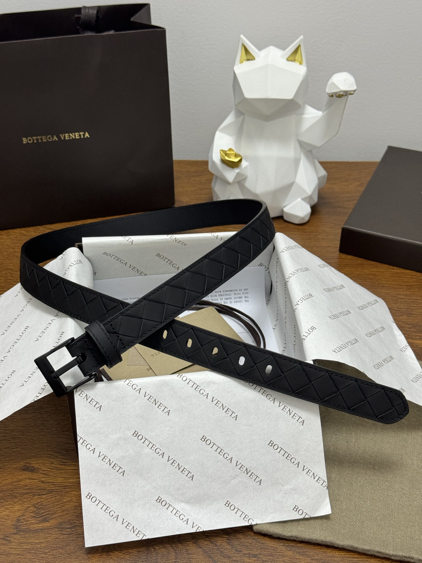 BOTTEGA VENETA 2.5cm 颜色：纯黑色Watch编织腰带手工编织新款牛皮经典之作每个细节