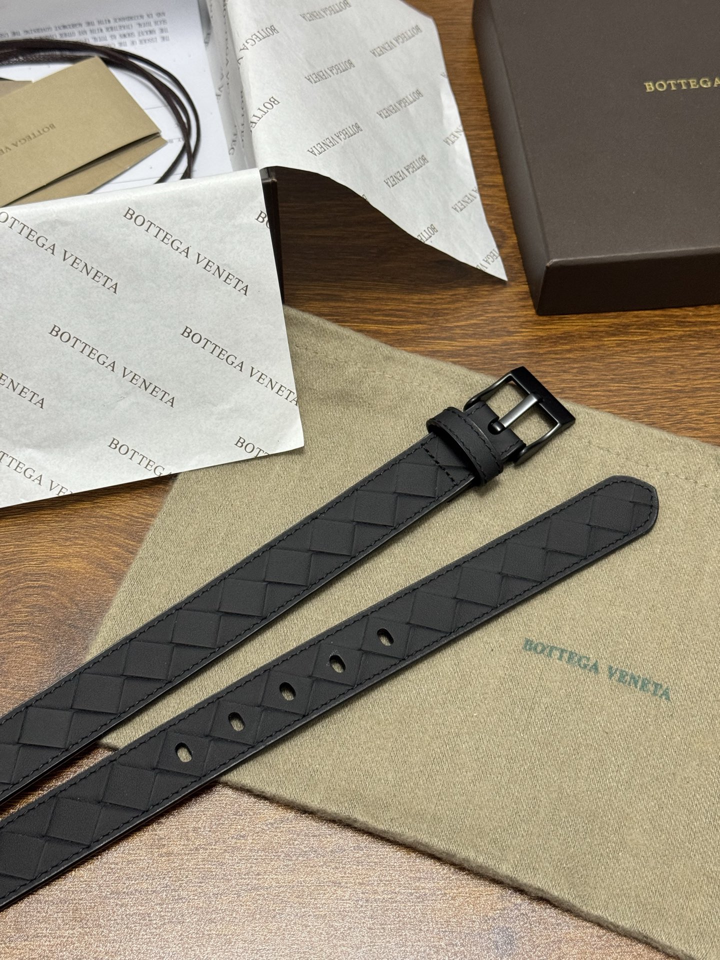 BOTTEGA VENETA 2.5cm 颜色：纯黑色Watch编织腰带手工编织新款牛皮经典之作每个细节