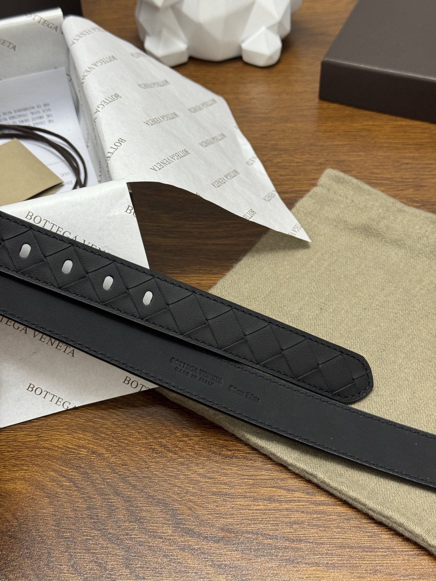 BOTTEGA VENETA 2.5cm 颜色：纯黑色Watch编织腰带手工编织新款牛皮经典之作每个细节