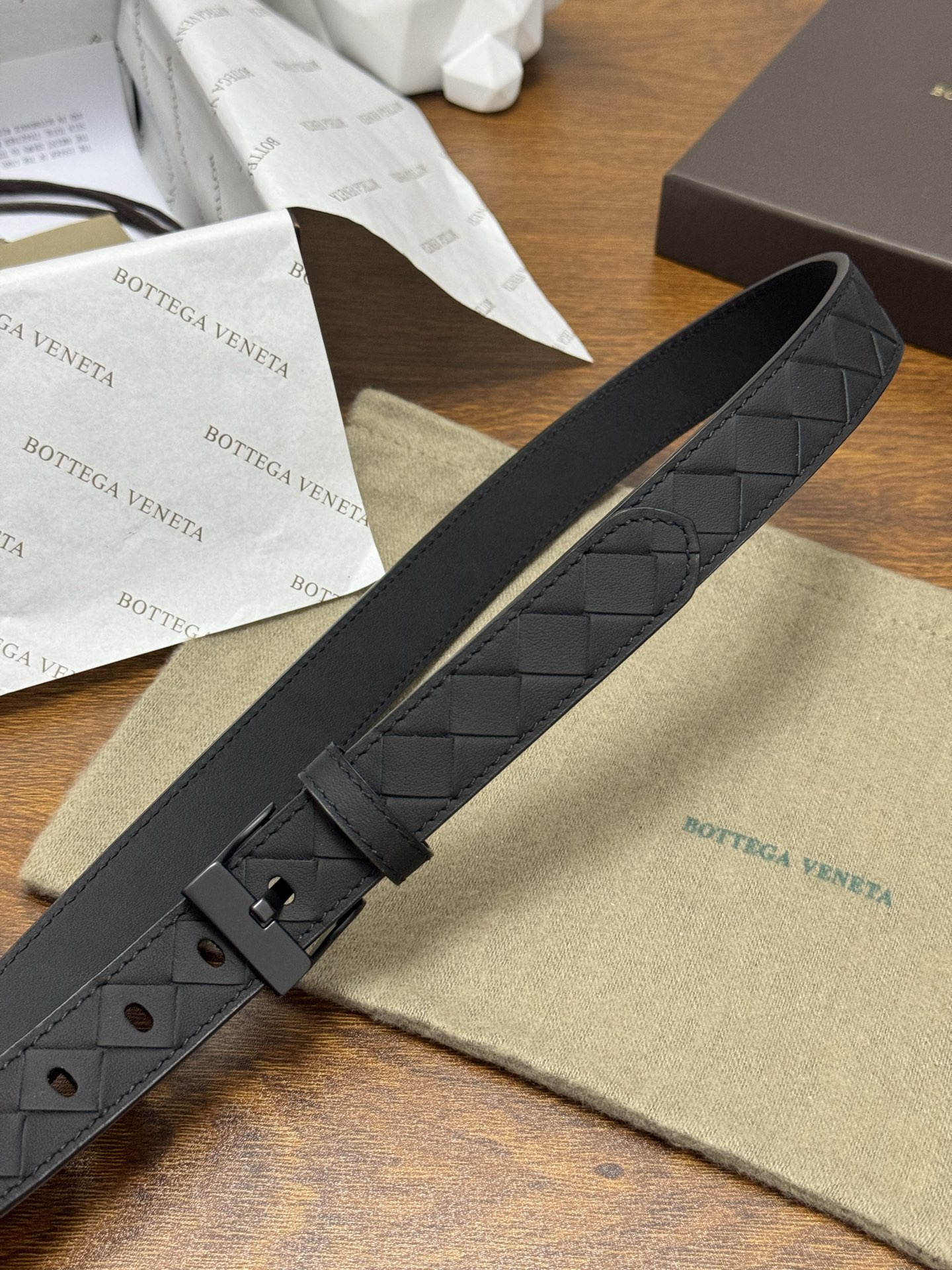 BOTTEGA VENETA 2.5cm 颜色：纯黑色Watch编织腰带手工编织新款牛皮经典之作每个细节