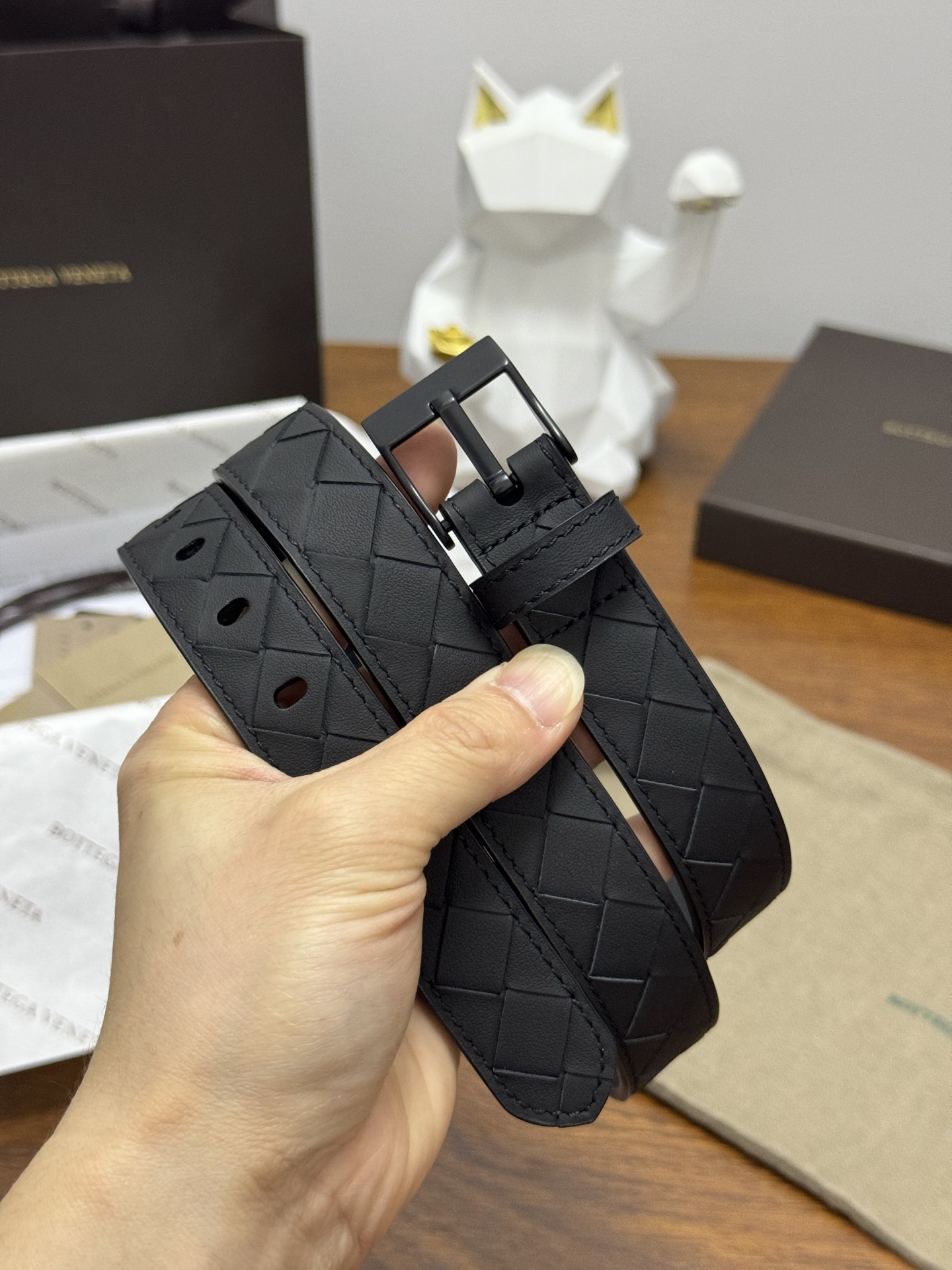 BOTTEGA VENETA 2.5cm 颜色：纯黑色Watch编织腰带手工编织新款牛皮经典之作每个细节