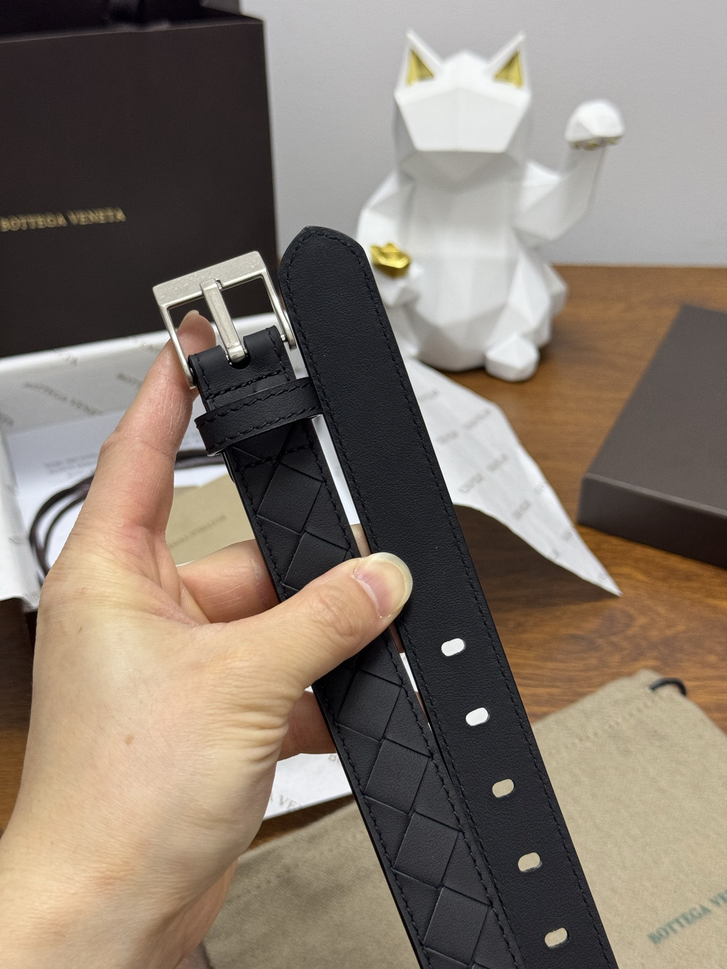 BOTTEGA VENETA 2.5cm 颜色：纯黑色Watch编织腰带手工编织新款牛皮经典之作每个细节