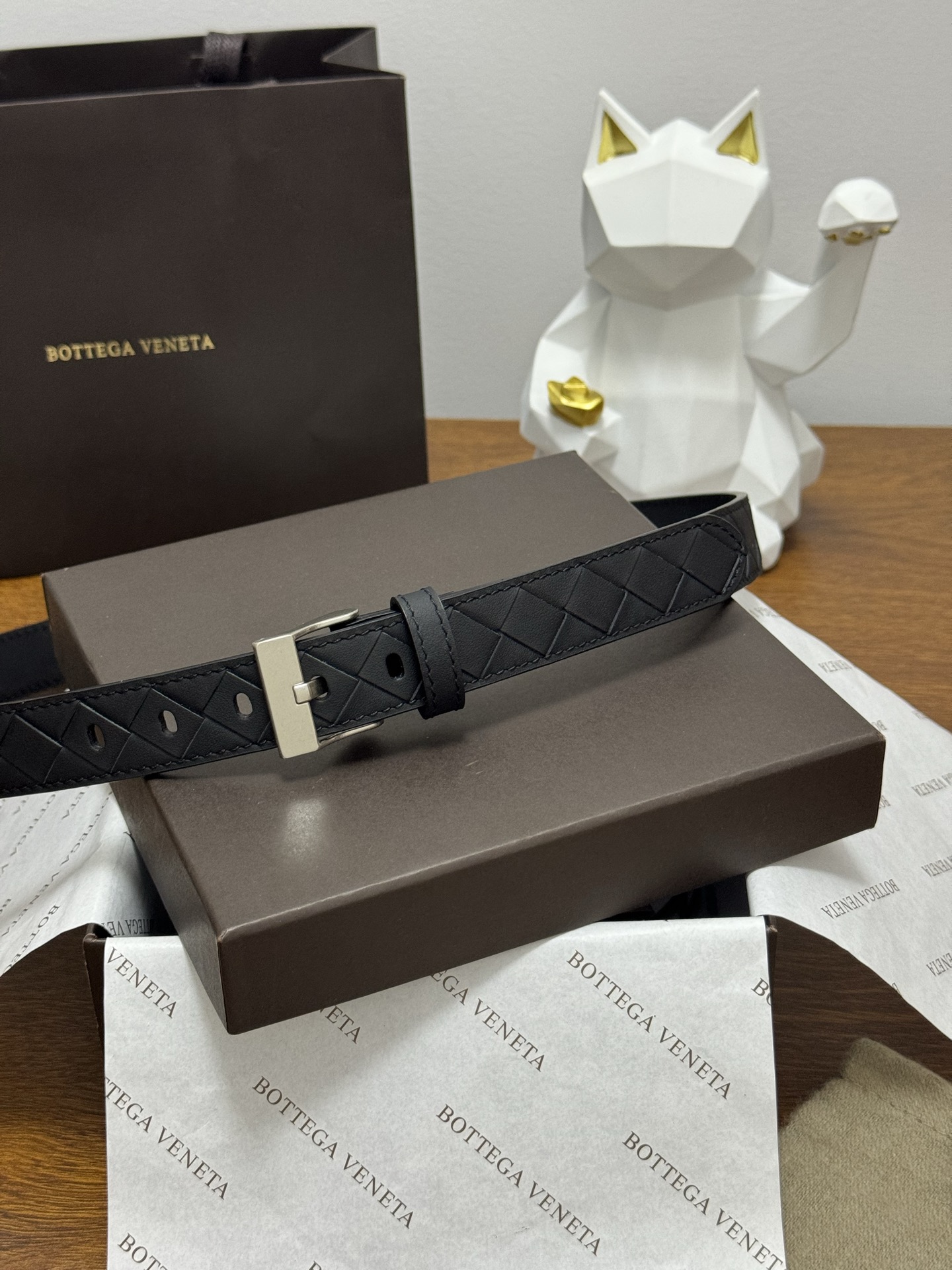 BOTTEGA VENETA 2.5cm 颜色：纯黑色Watch编织腰带手工编织新款牛皮经典之作每个细节