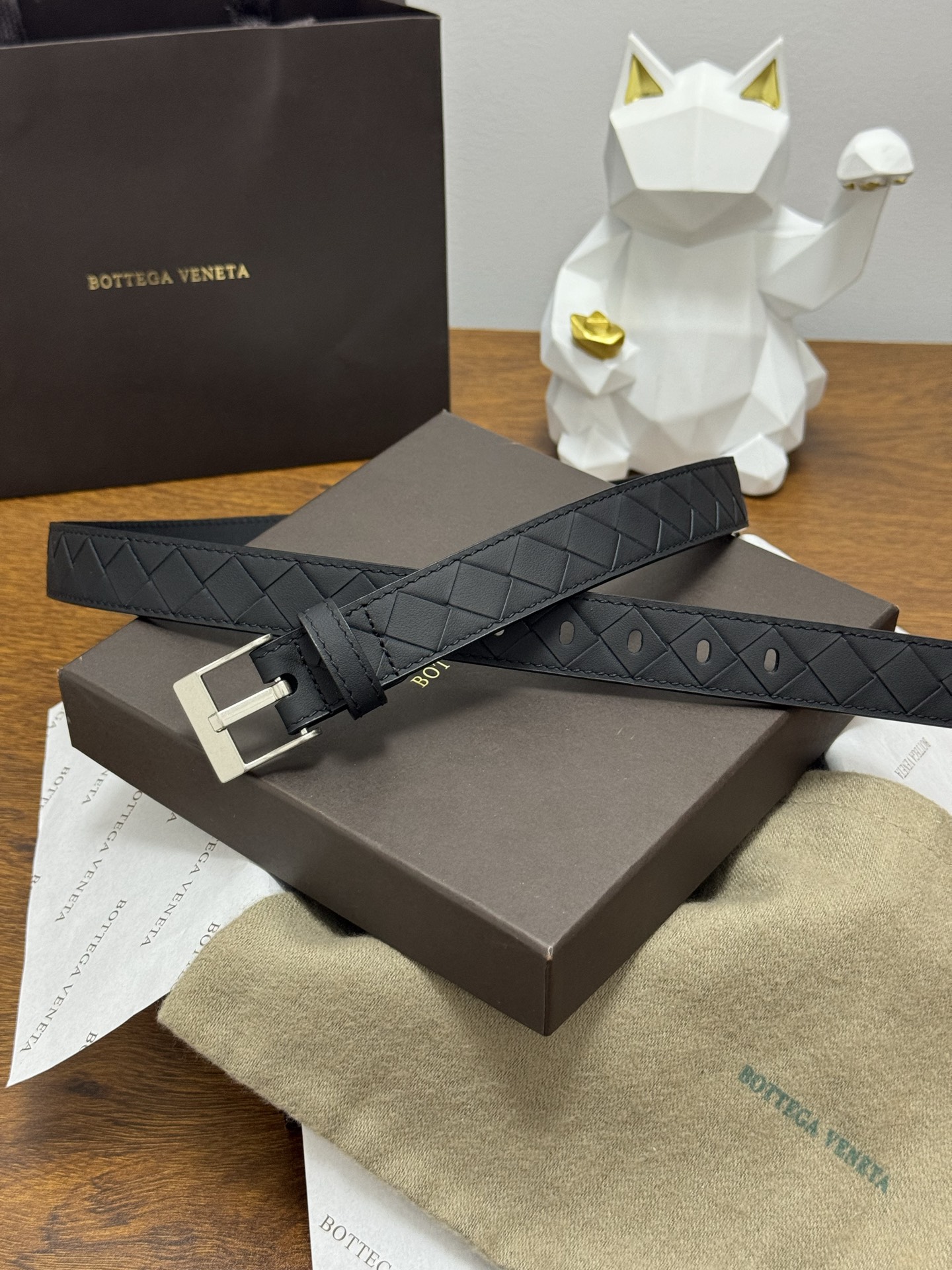 BOTTEGA VENETA 2.5cm 颜色：纯黑色Watch编织腰带手工编织新款牛皮经典之作每个细节