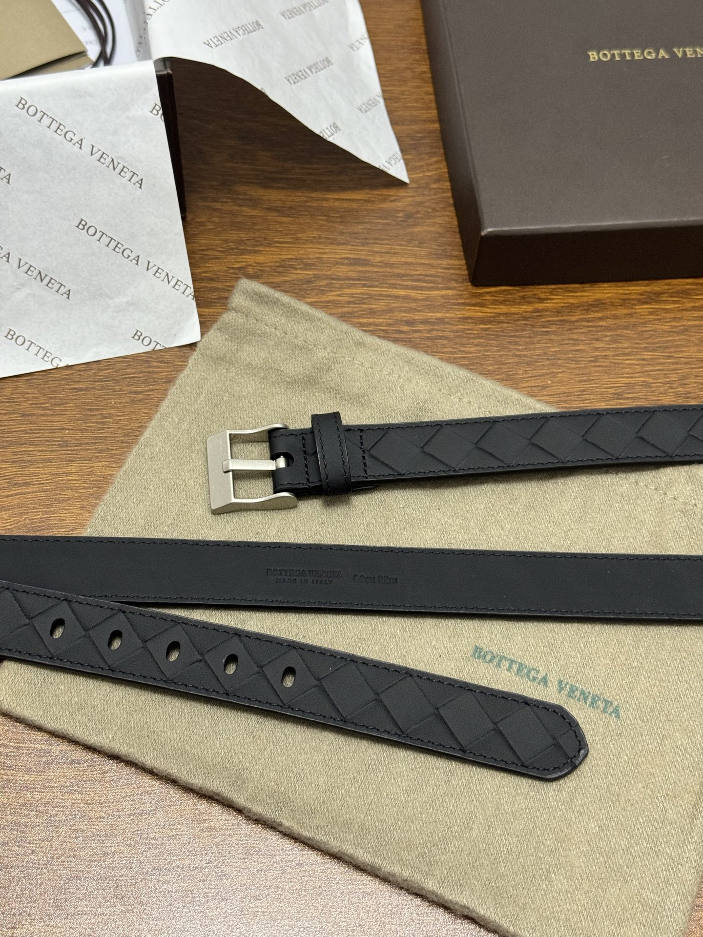 BOTTEGA VENETA 2.5cm 颜色：纯黑色Watch编织腰带手工编织新款牛皮经典之作每个细节