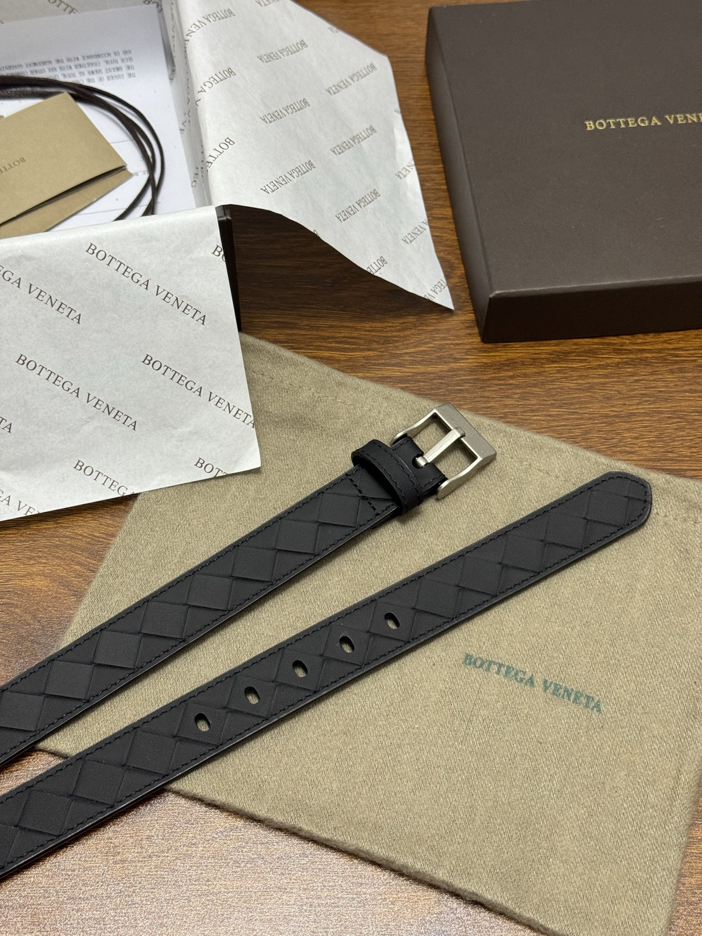 BOTTEGA VENETA 2.5cm 颜色：纯黑色Watch编织腰带手工编织新款牛皮经典之作每个细节