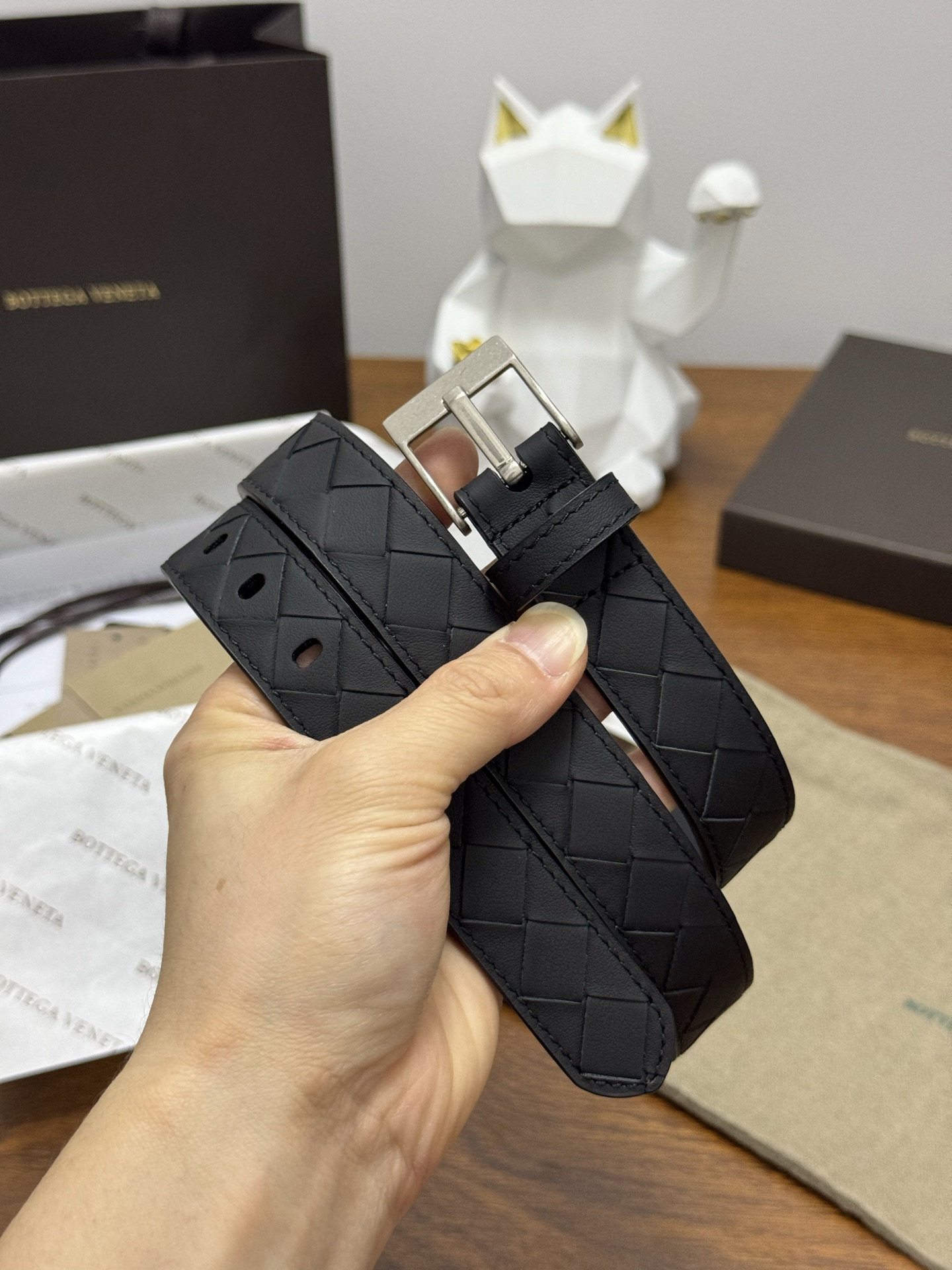 BOTTEGA VENETA 2.5cm 颜色：纯黑色Watch编织腰带手工编织新款牛皮经典之作每个细节