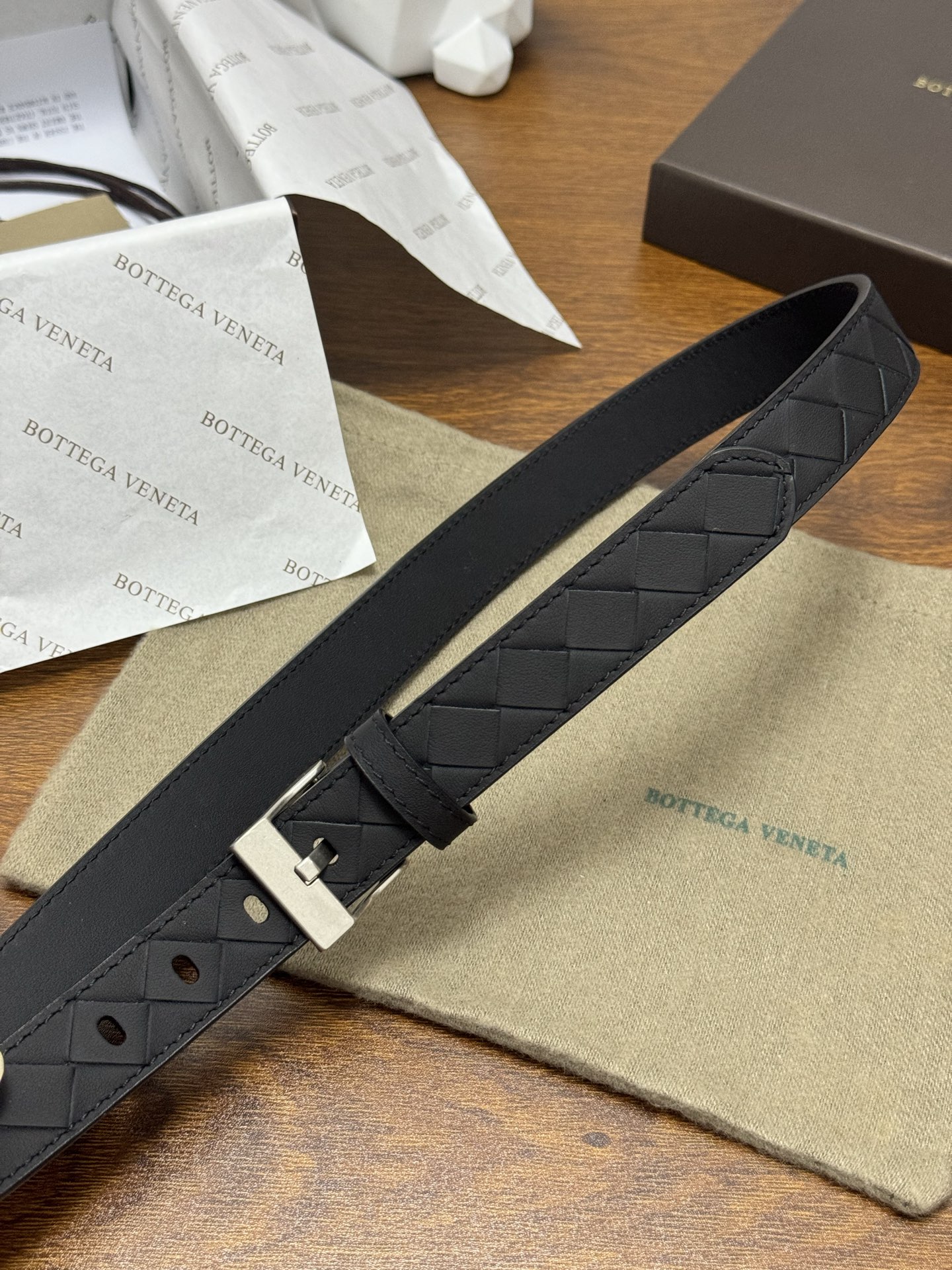 BOTTEGA VENETA 2.5cm 颜色：纯黑色Watch编织腰带手工编织新款牛皮经典之作每个细节
