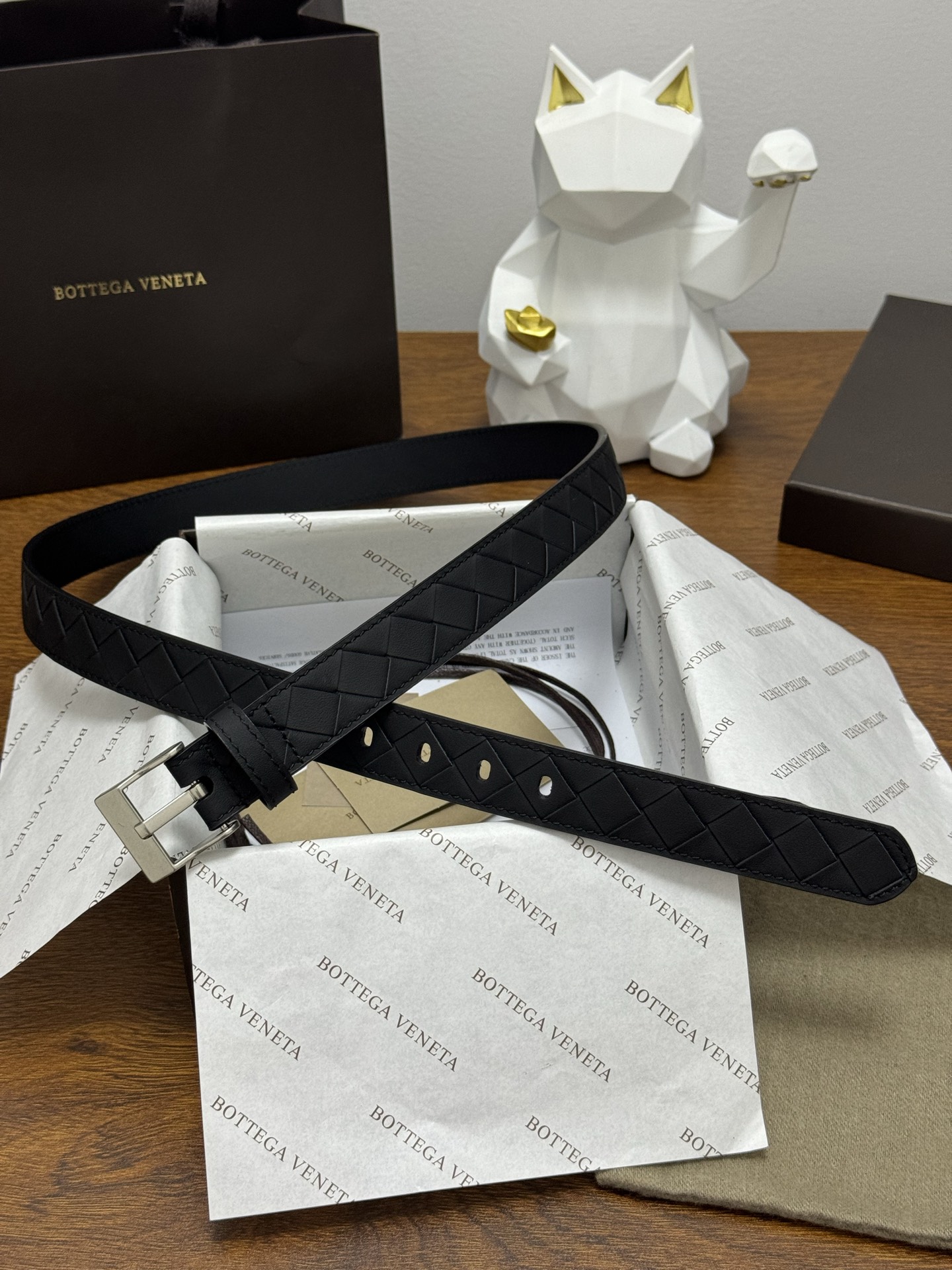 BOTTEGA VENETA 2.5cm 颜色：纯黑色Watch编织腰带手工编织新款牛皮经典之作每个细节