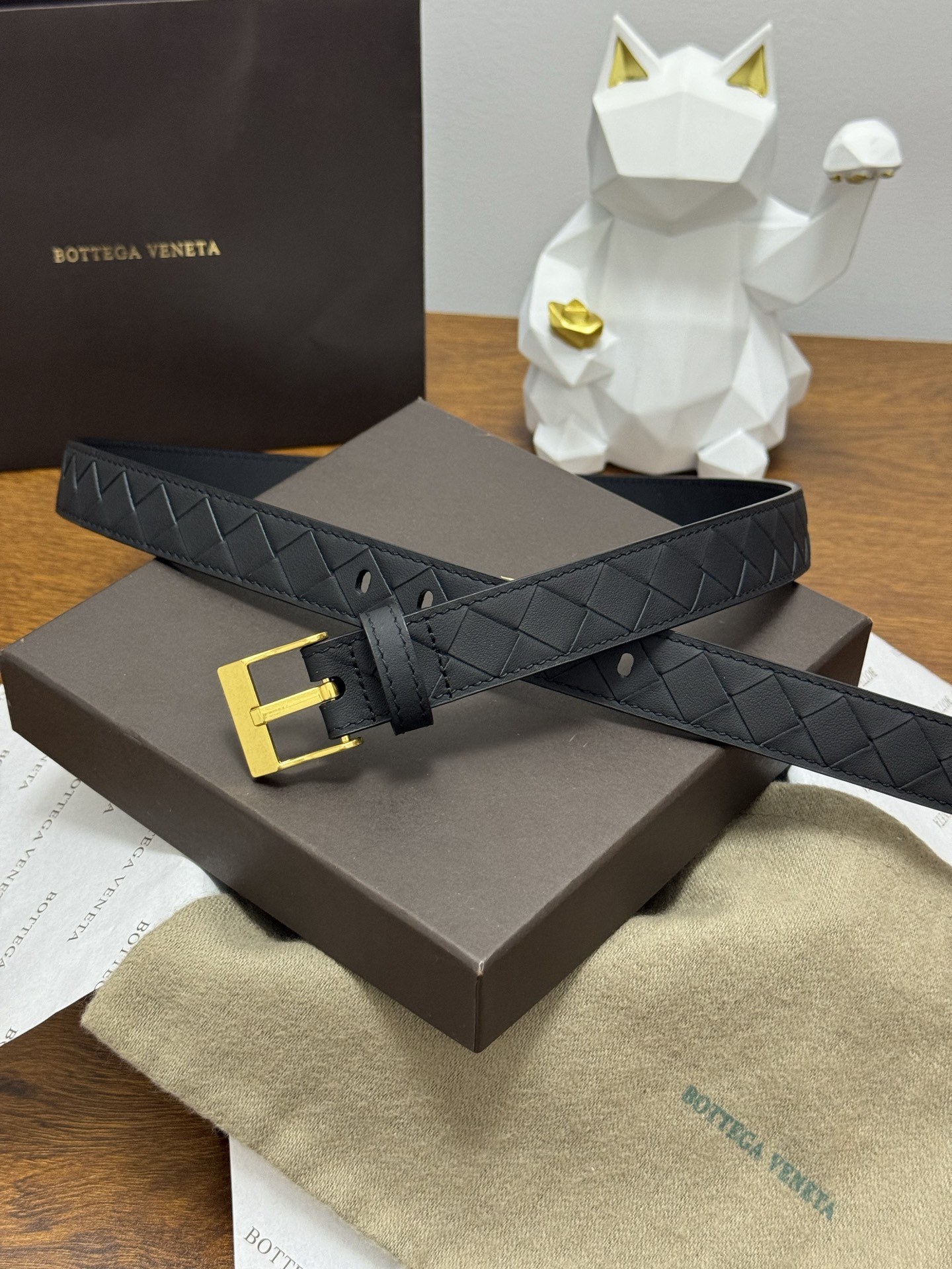 BOTTEGA VENETA 2.5cm 颜色：纯黑色Watch编织腰带手工编织新款牛皮经典之作每个细节