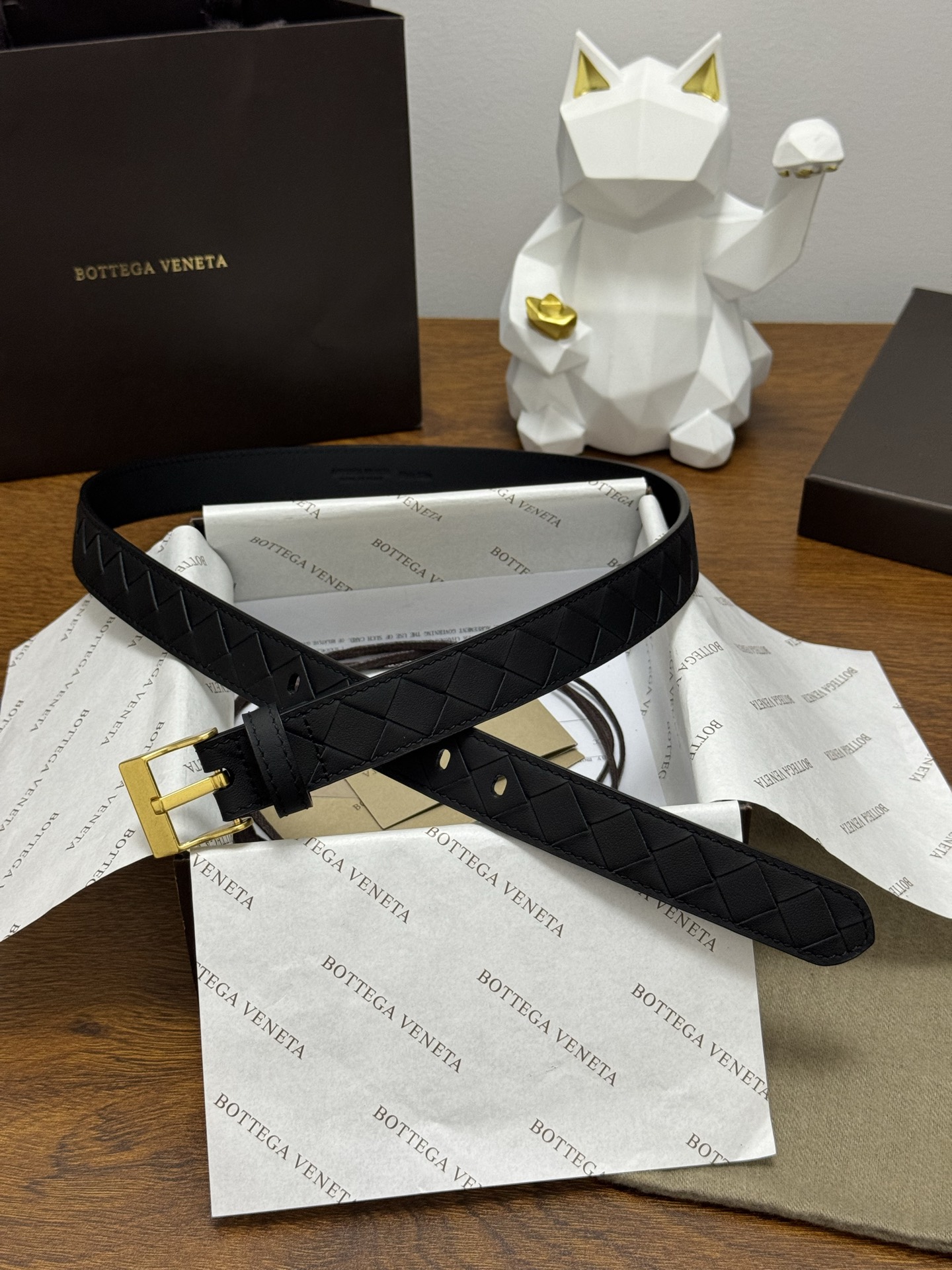 BOTTEGA VENETA 2.5cm 颜色：纯黑色Watch编织腰带手工编织新款牛皮经典之作每个细节