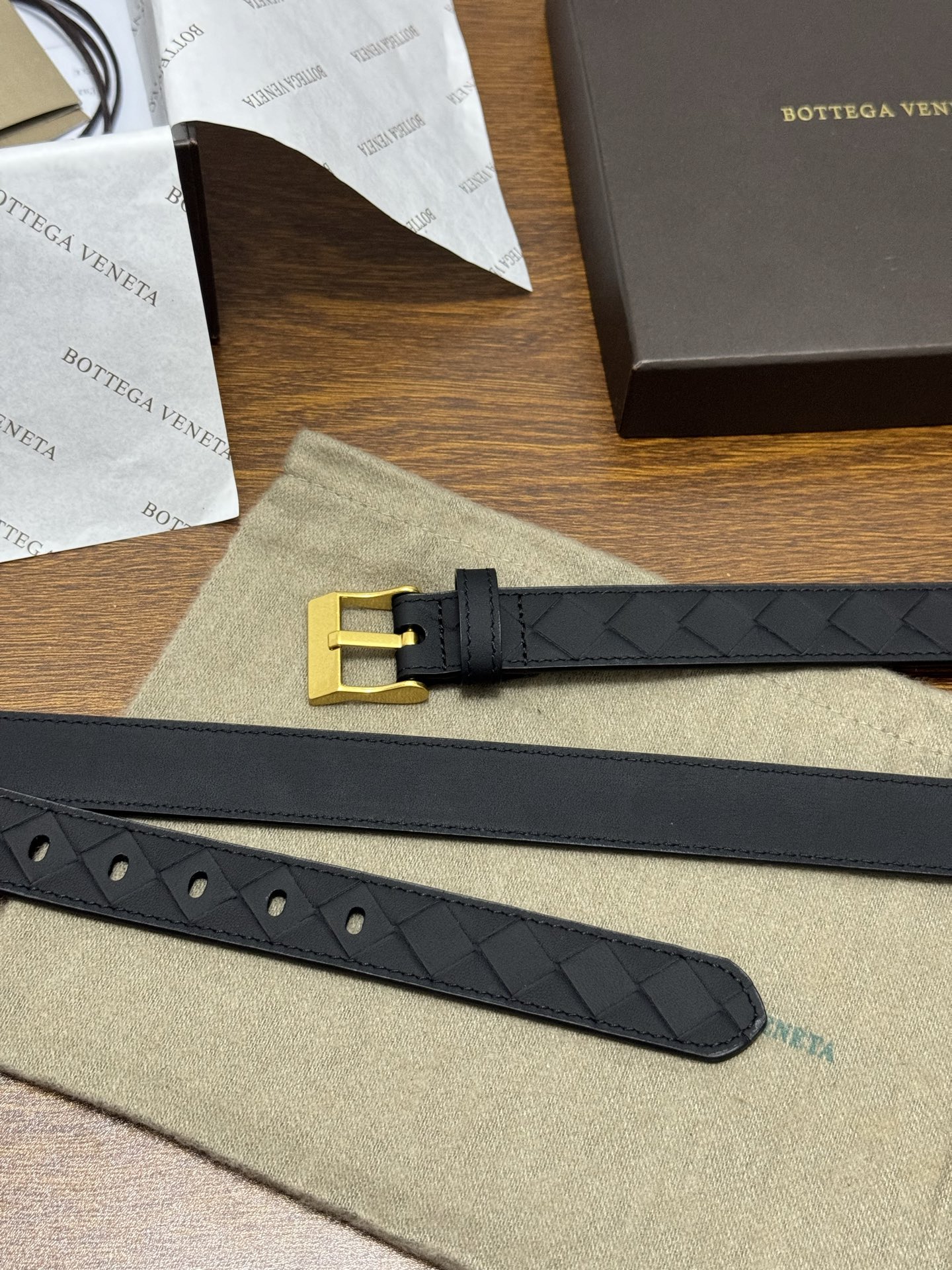 BOTTEGA VENETA 2.5cm 颜色：纯黑色Watch编织腰带手工编织新款牛皮经典之作每个细节