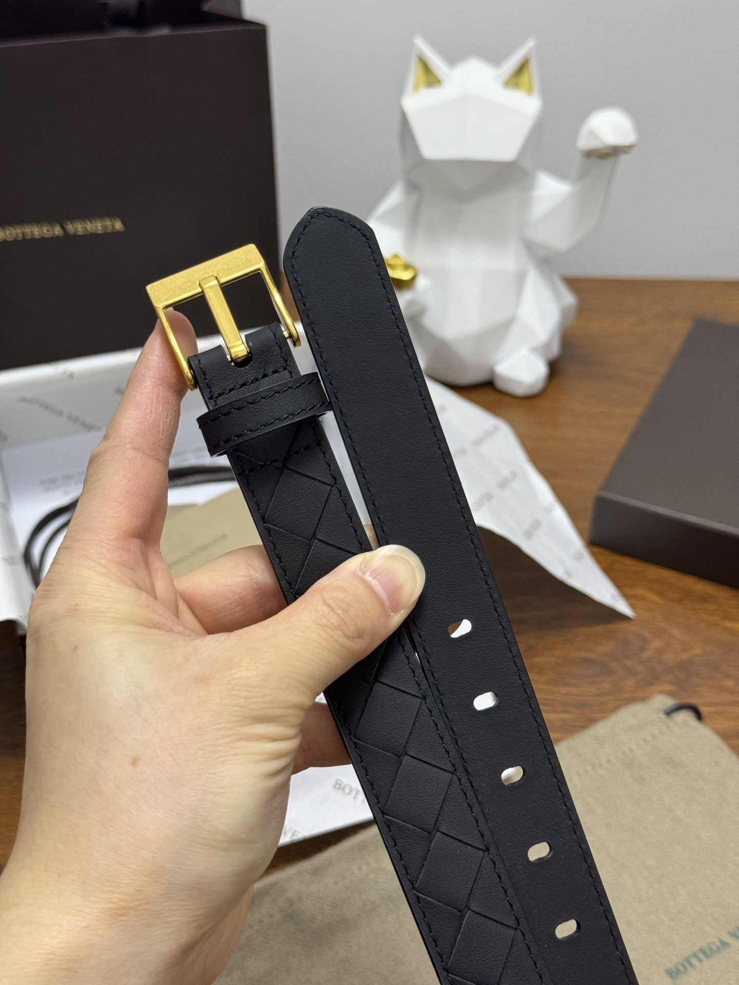 BOTTEGA VENETA 2.5cm 颜色：纯黑色Watch编织腰带手工编织新款牛皮经典之作每个细节