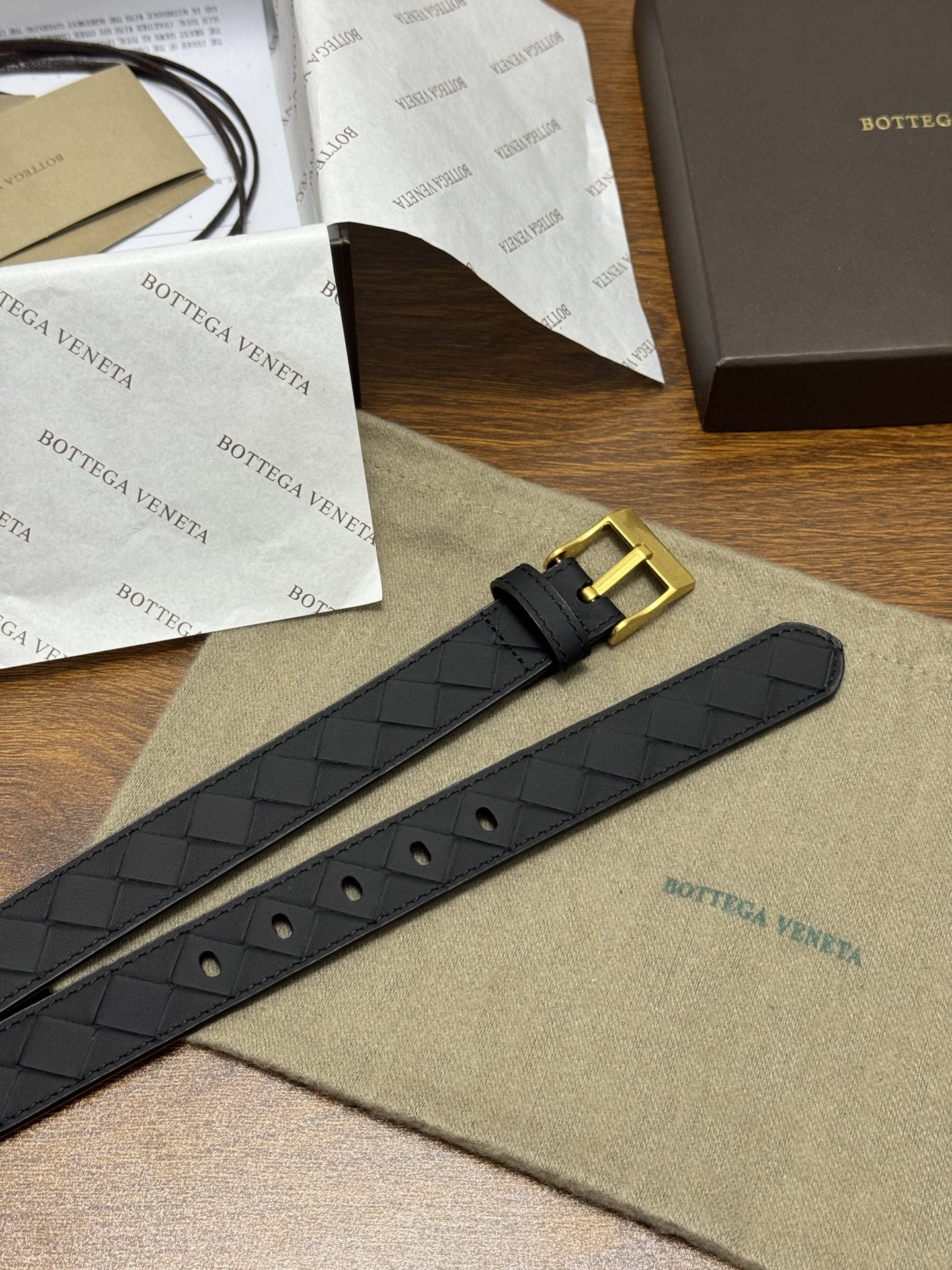 BOTTEGA VENETA 2.5cm 颜色：纯黑色Watch编织腰带手工编织新款牛皮经典之作每个细节