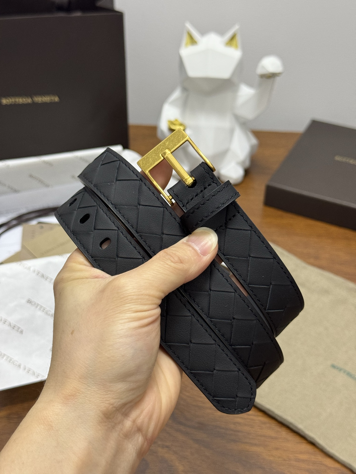 BOTTEGA VENETA 2.5cm 颜色：纯黑色Watch编织腰带手工编织新款牛皮经典之作每个细节