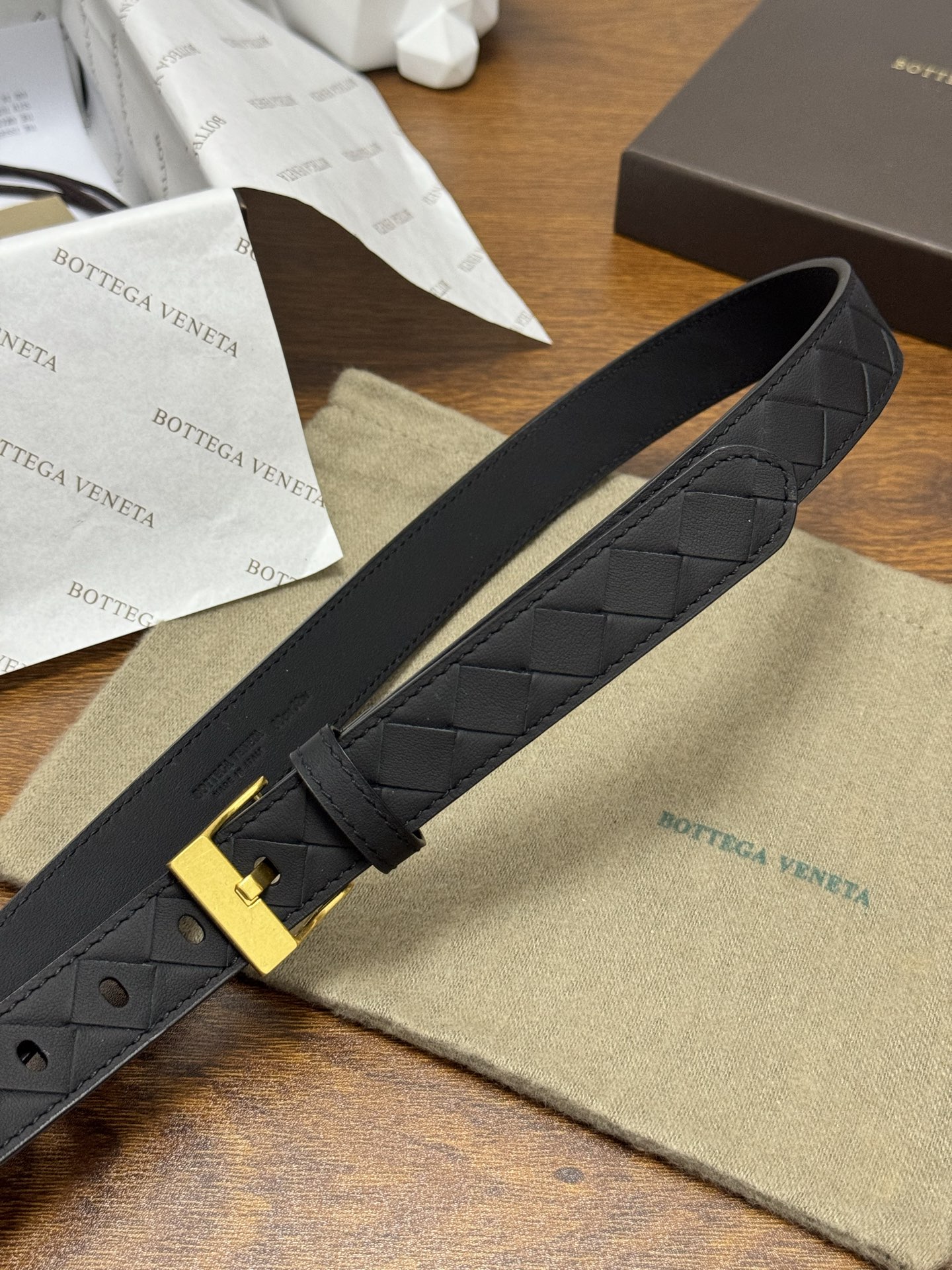 BOTTEGA VENETA 2.5cm 颜色：纯黑色Watch编织腰带手工编织新款牛皮经典之作每个细节