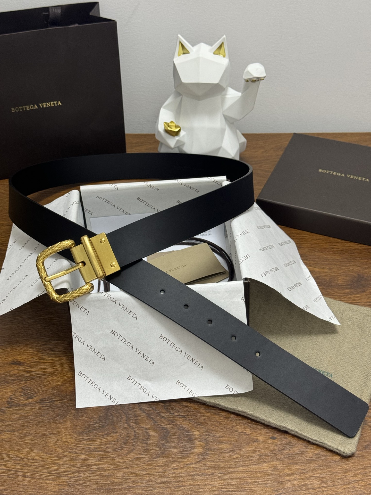 BOTTEGA VENETA 3.5cm 颜色：黑色平纹牛皮经典之作每个细节都体现出至高的品味和格调整体