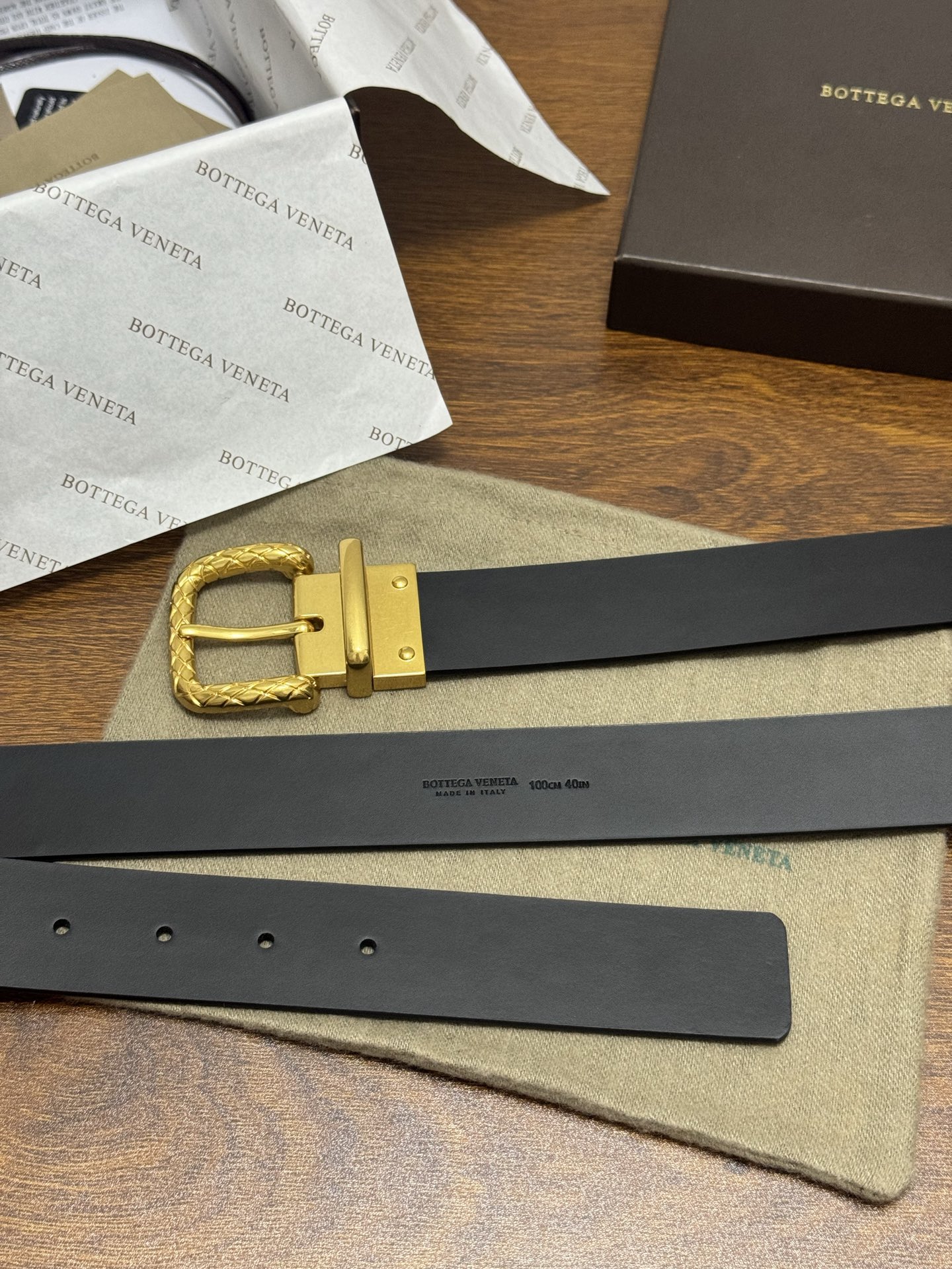 BOTTEGA VENETA 3.5cm 颜色：黑色平纹牛皮经典之作每个细节都体现出至高的品味和格调整体