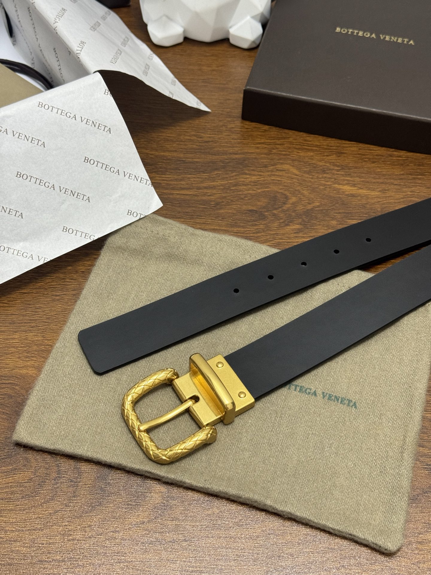BOTTEGA VENETA 3.5cm 颜色：黑色平纹牛皮经典之作每个细节都体现出至高的品味和格调整体