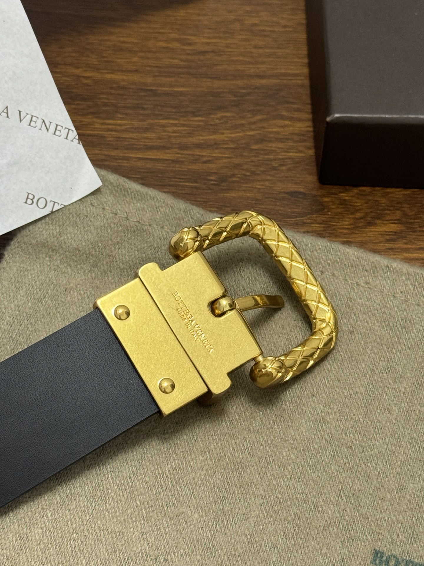 BOTTEGA VENETA 3.5cm 颜色：黑色平纹牛皮经典之作每个细节都体现出至高的品味和格调整体