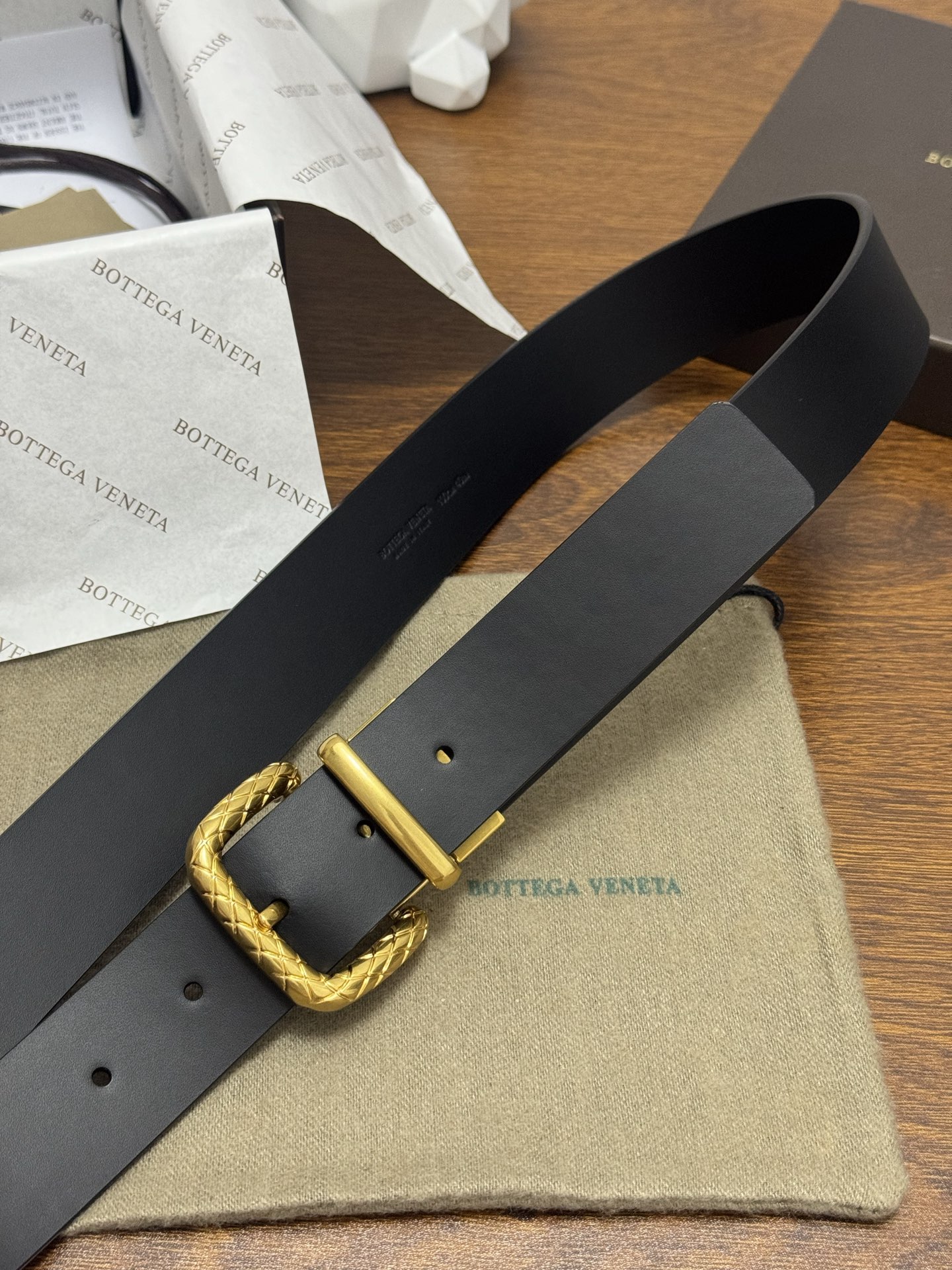 BOTTEGA VENETA 3.5cm 颜色：黑色平纹牛皮经典之作每个细节都体现出至高的品味和格调整体