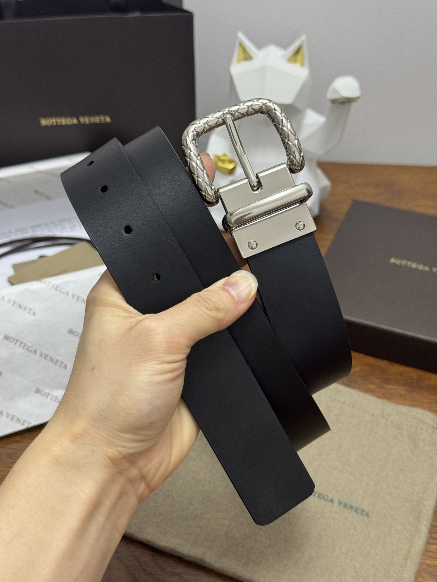 BOTTEGA VENETA 3.5cm 颜色：黑色平纹牛皮经典之作每个细节都体现出至高的品味和格调整体