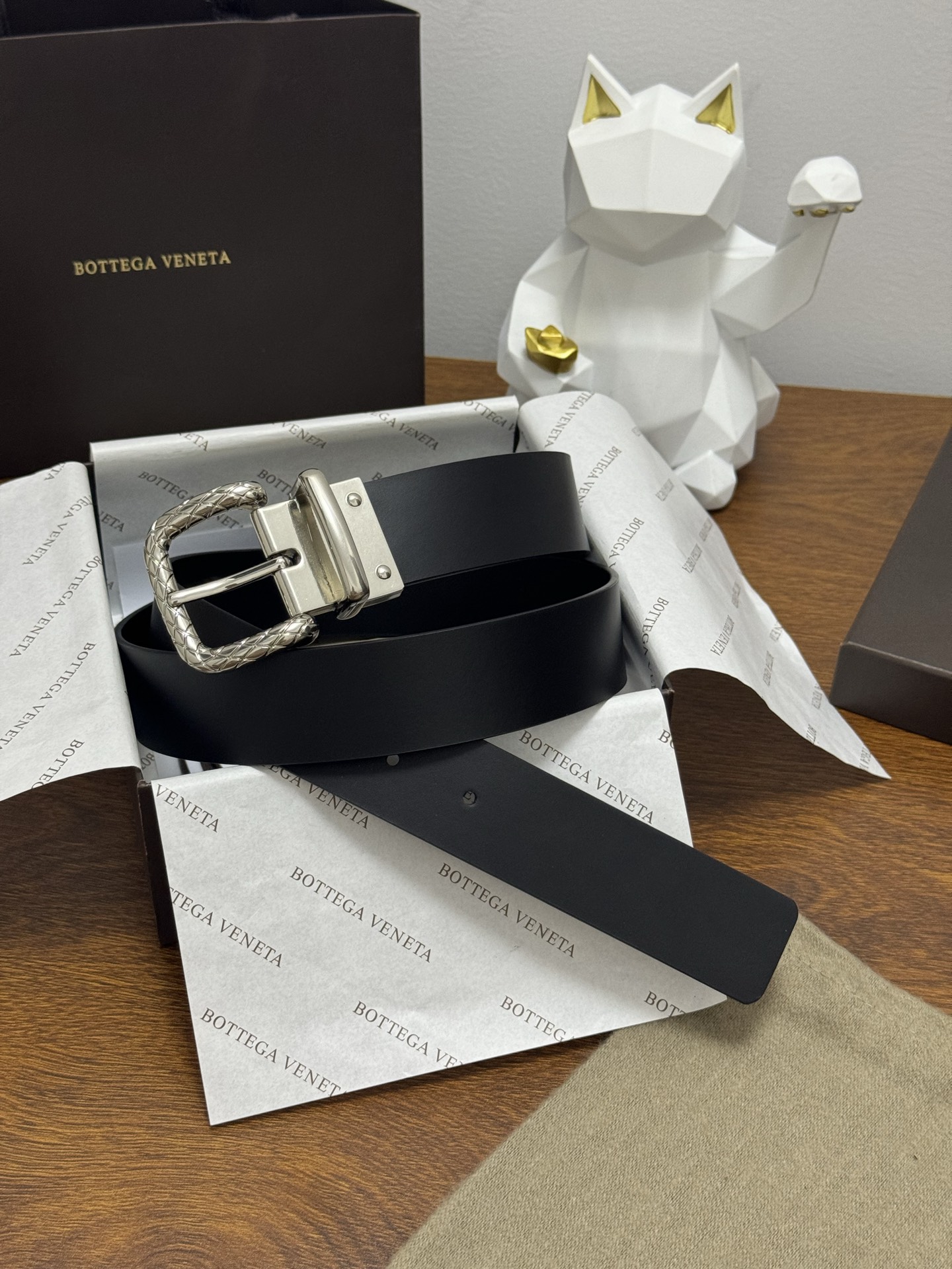 BOTTEGA VENETA 3.5cm 颜色：黑色平纹牛皮经典之作每个细节都体现出至高的品味和格调整体