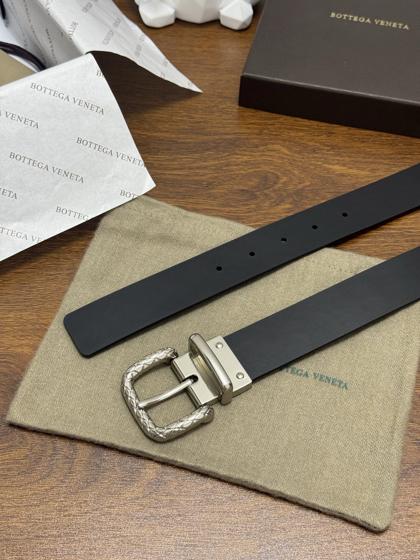 BOTTEGA VENETA 3.5cm 颜色：黑色平纹牛皮经典之作每个细节都体现出至高的品味和格调整体