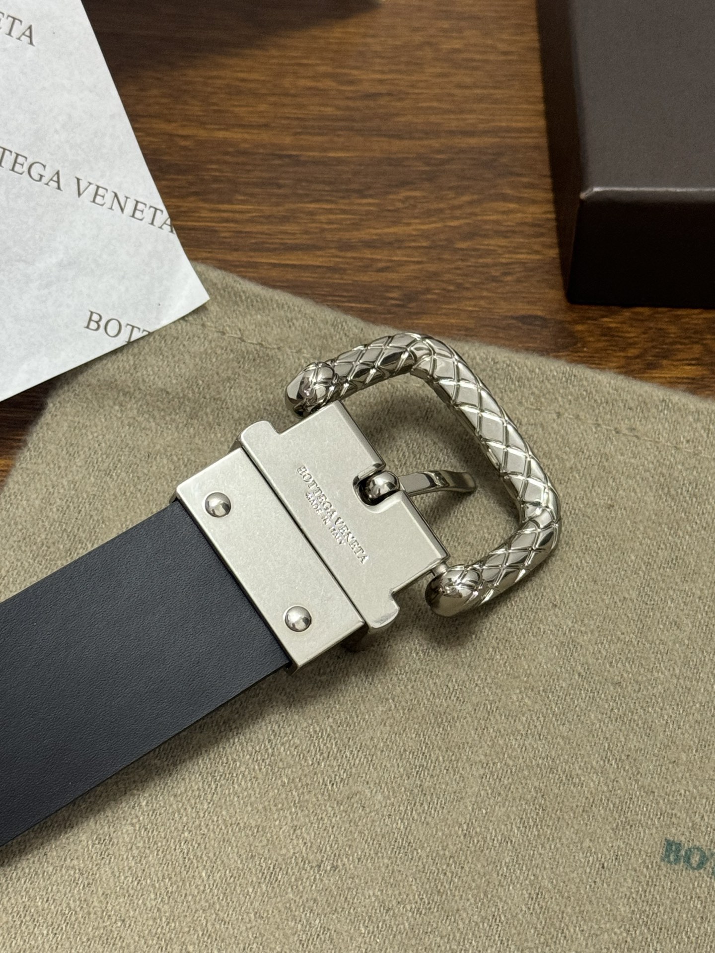 BOTTEGA VENETA 3.5cm 颜色：黑色平纹牛皮经典之作每个细节都体现出至高的品味和格调整体