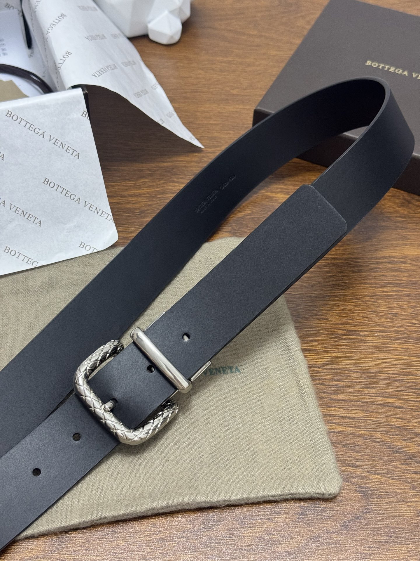 BOTTEGA VENETA 3.5cm 颜色：黑色平纹牛皮经典之作每个细节都体现出至高的品味和格调整体