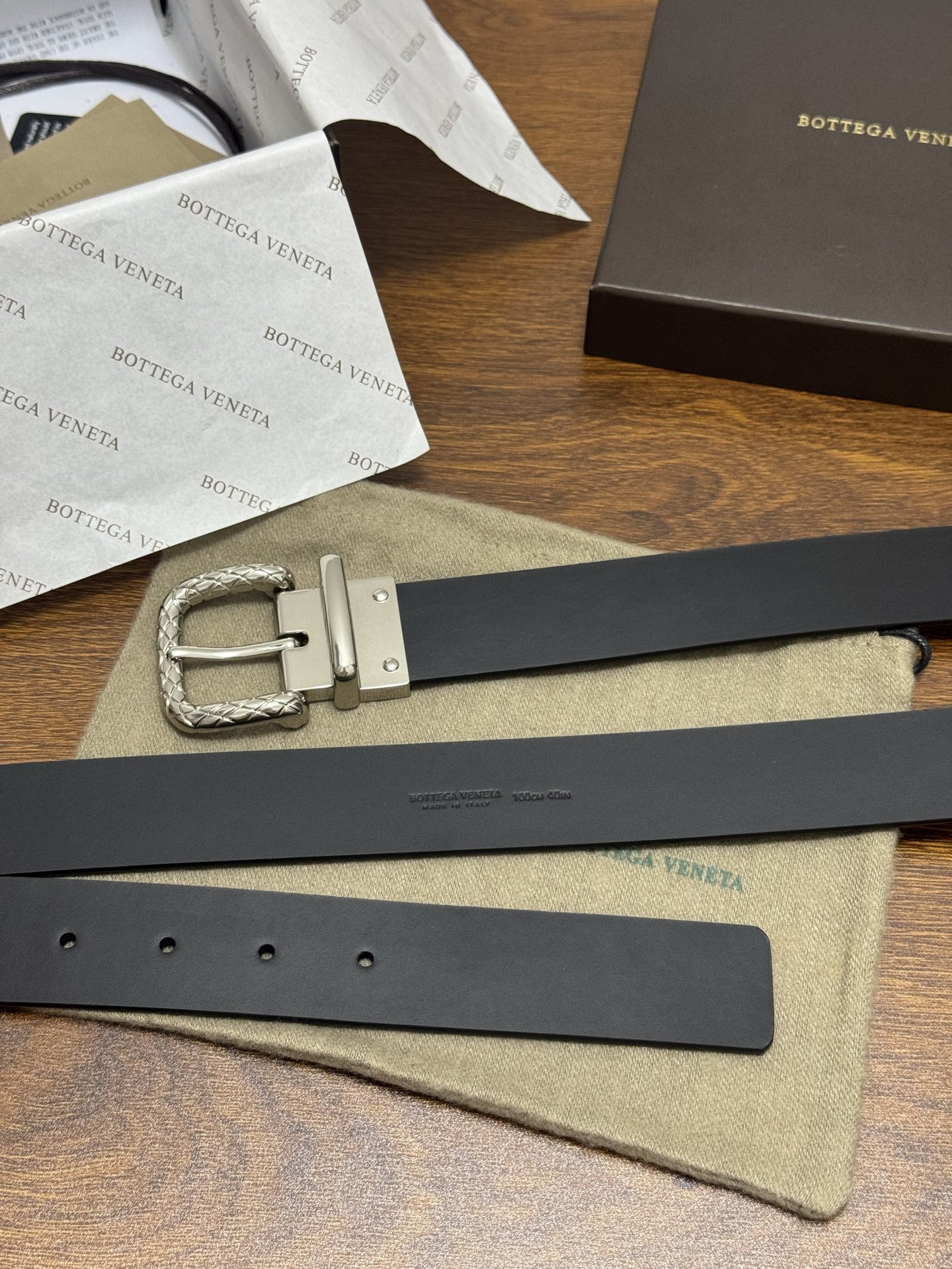 BOTTEGA VENETA 3.5cm 颜色：黑色平纹牛皮经典之作每个细节都体现出至高的品味和格调整体