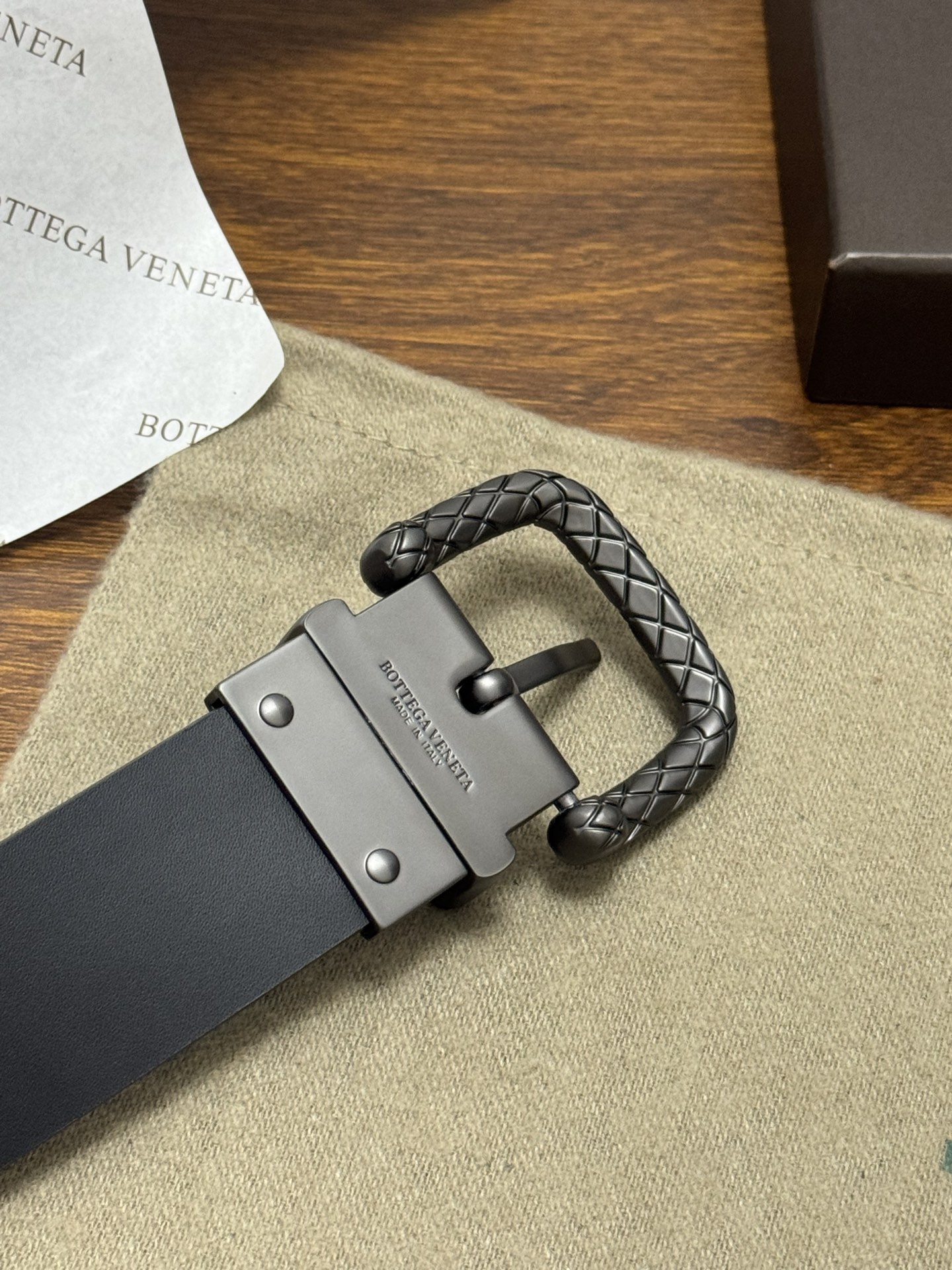 BOTTEGA VENETA 3.5cm 颜色：黑色平纹牛皮经典之作每个细节都体现出至高的品味和格调整体