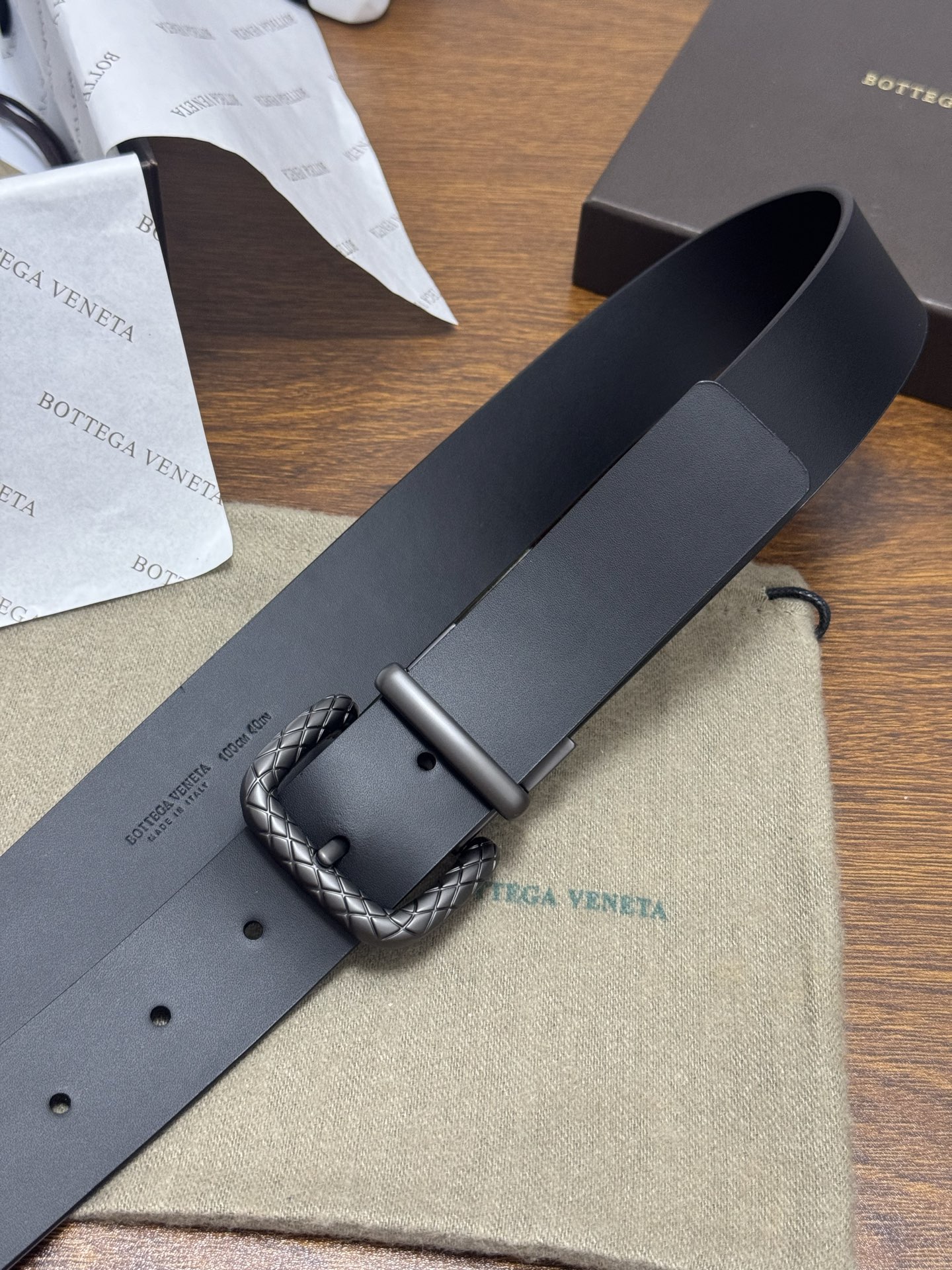 BOTTEGA VENETA 3.5cm 颜色：黑色平纹牛皮经典之作每个细节都体现出至高的品味和格调整体