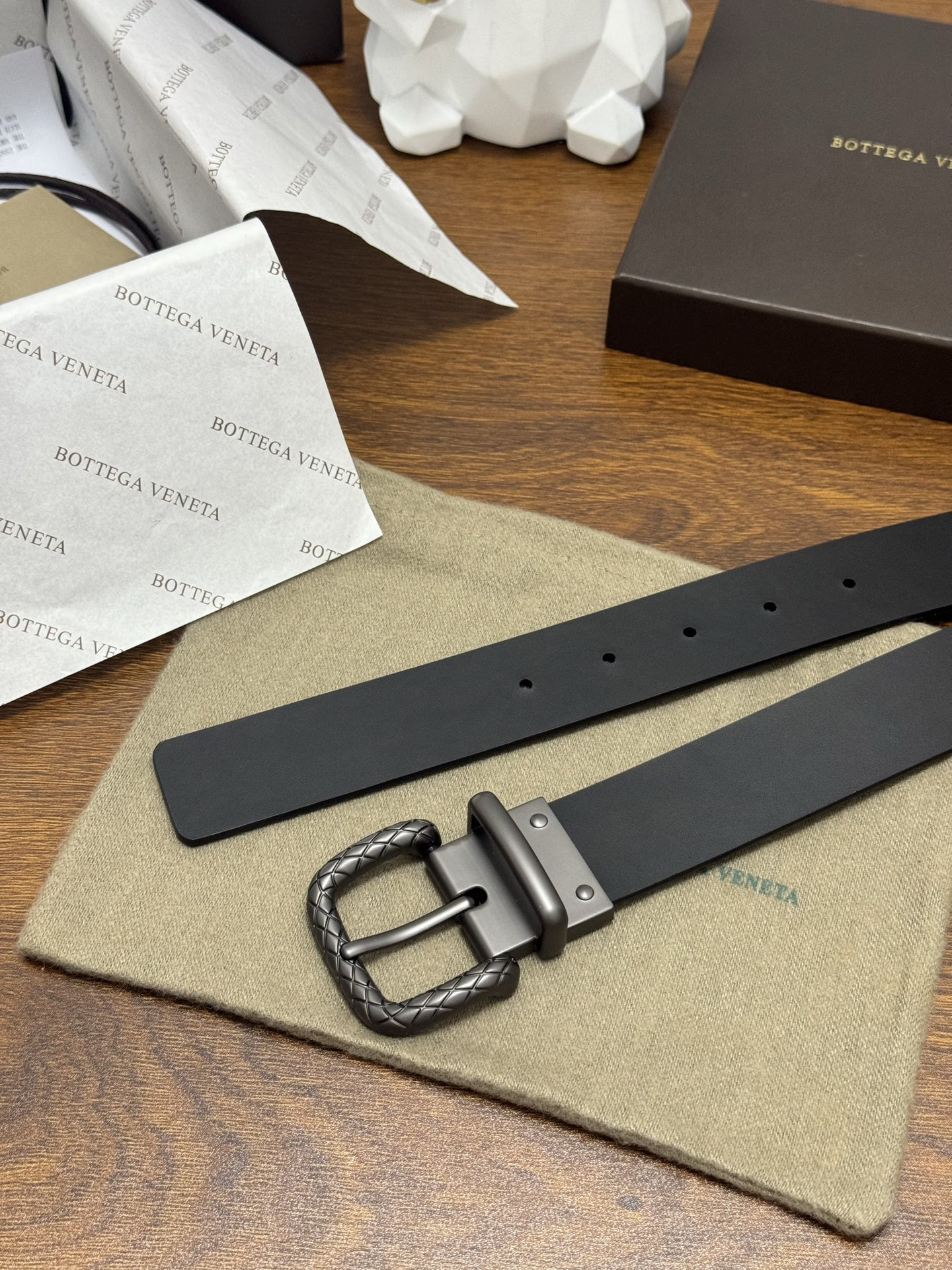 BOTTEGA VENETA 3.5cm 颜色：黑色平纹牛皮经典之作每个细节都体现出至高的品味和格调整体