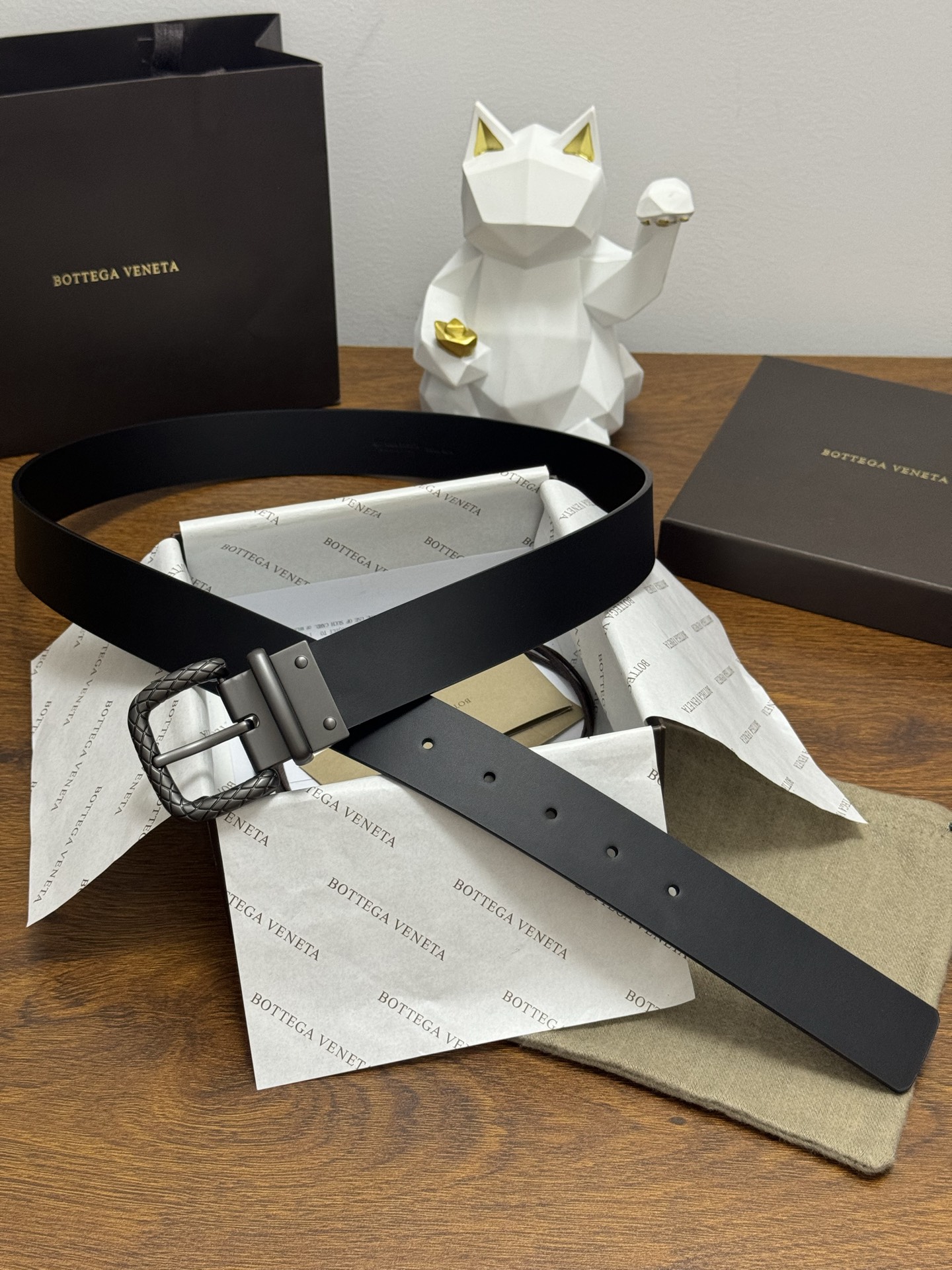 BOTTEGA VENETA 3.5cm 颜色：黑色平纹牛皮经典之作每个细节都体现出至高的品味和格调整体