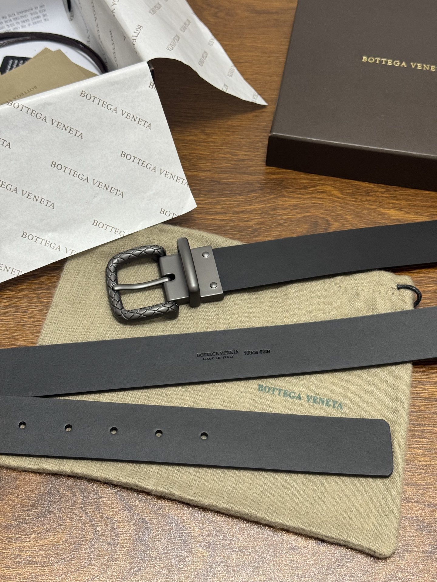 BOTTEGA VENETA 3.5cm 颜色：黑色平纹牛皮经典之作每个细节都体现出至高的品味和格调整体