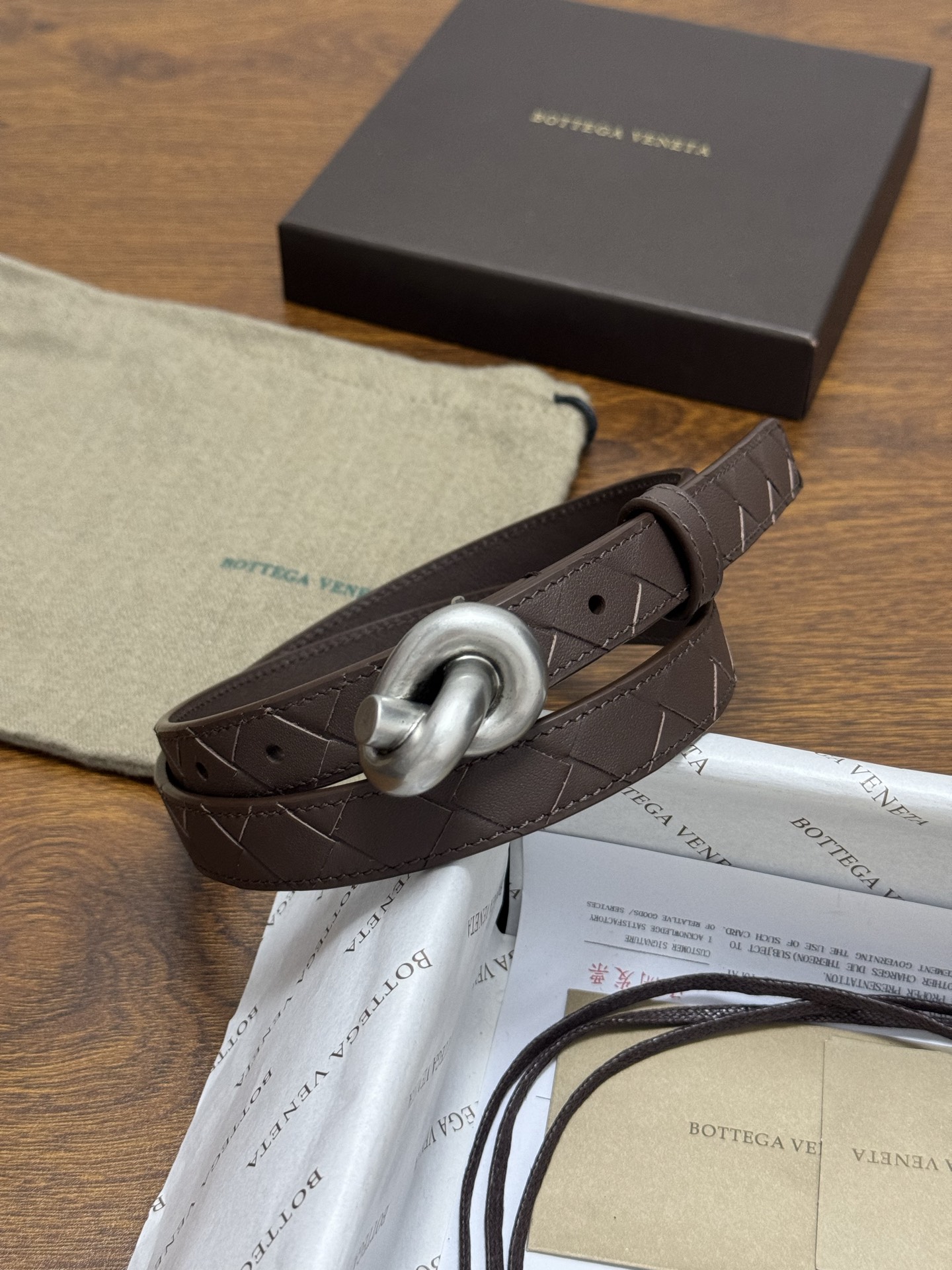 BOTTEGA VENETA 2.0cm 颜色：咖啡色Knot腰带手工编织新款牛皮经典之作每个细节都体现
