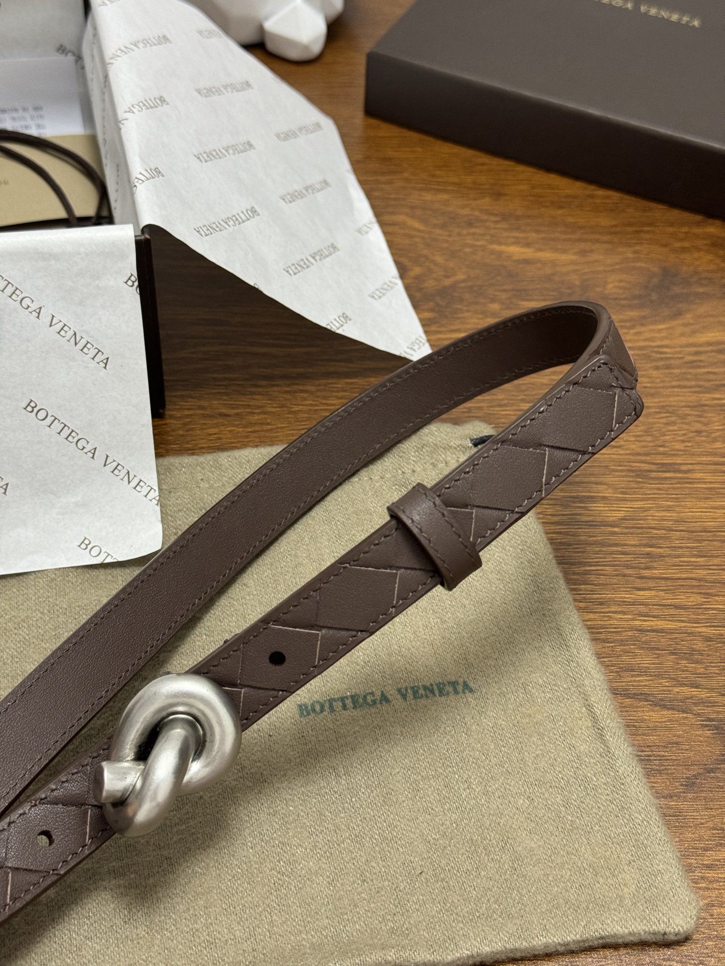 BOTTEGA VENETA 2.0cm 颜色：咖啡色Knot腰带手工编织新款牛皮经典之作每个细节都体现