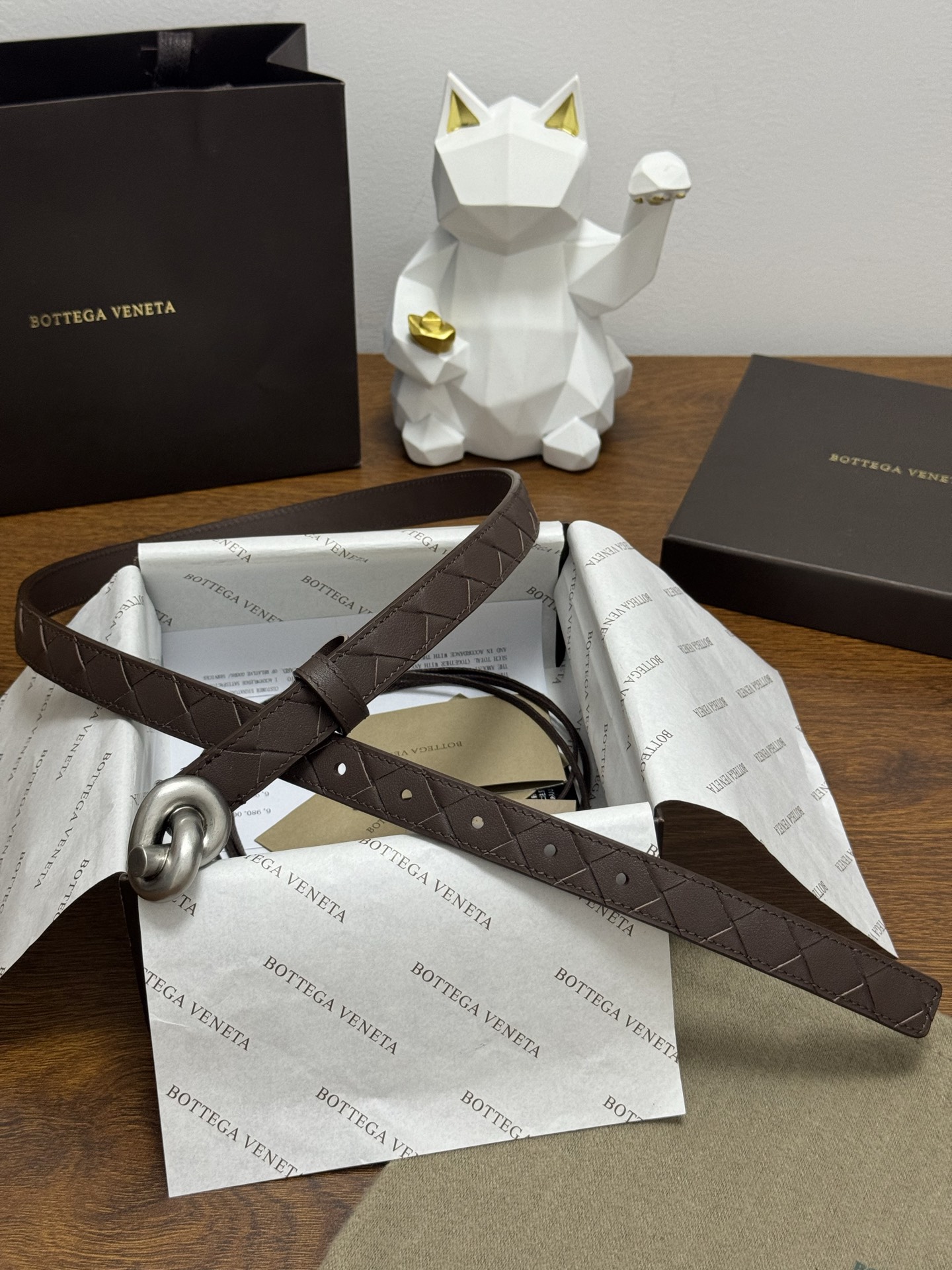 BOTTEGA VENETA 2.0cm 颜色：咖啡色Knot腰带手工编织新款牛皮经典之作每个细节都体现