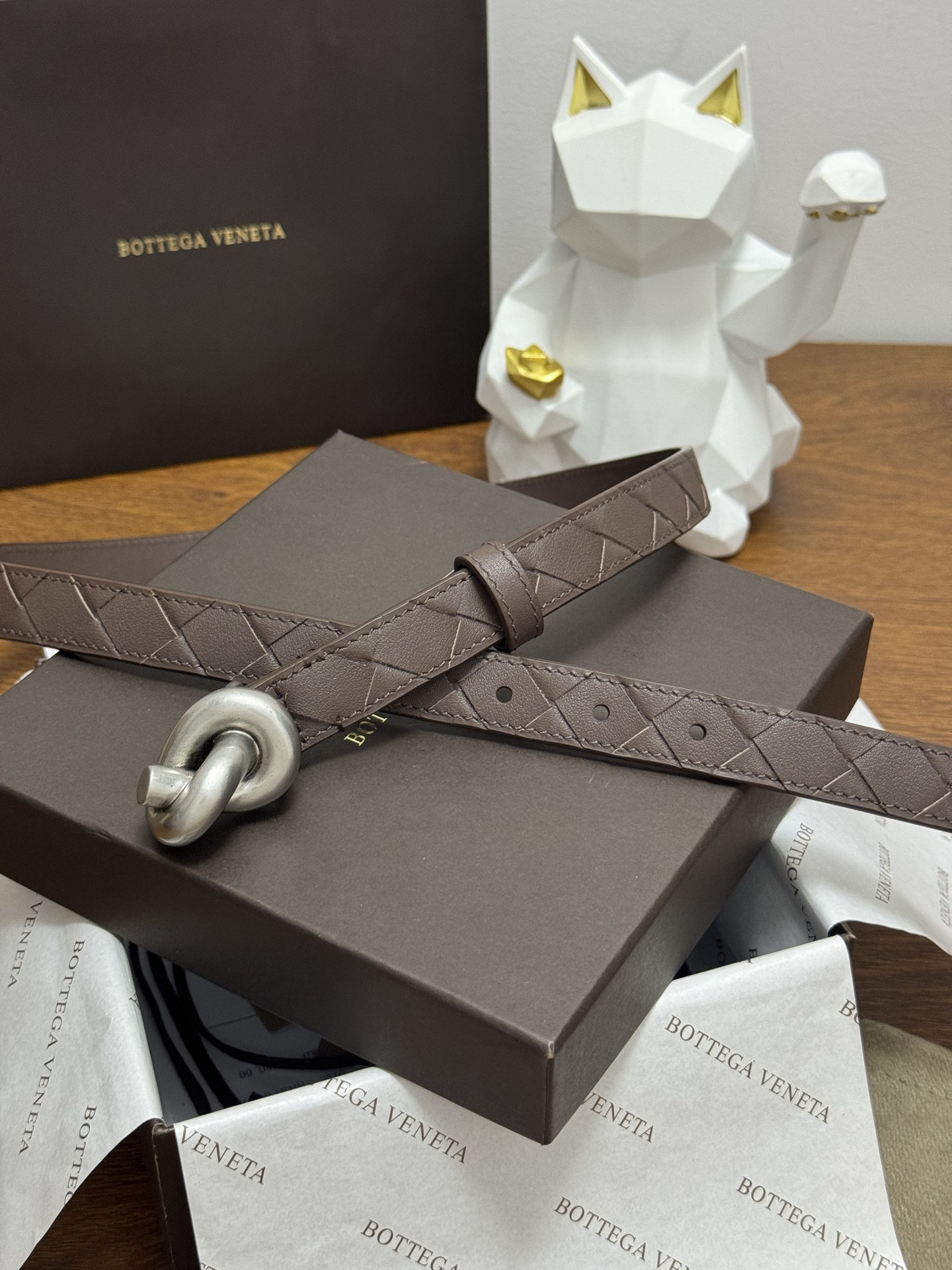 BOTTEGA VENETA 2.0cm 颜色：咖啡色Knot腰带手工编织新款牛皮经典之作每个细节都体现
