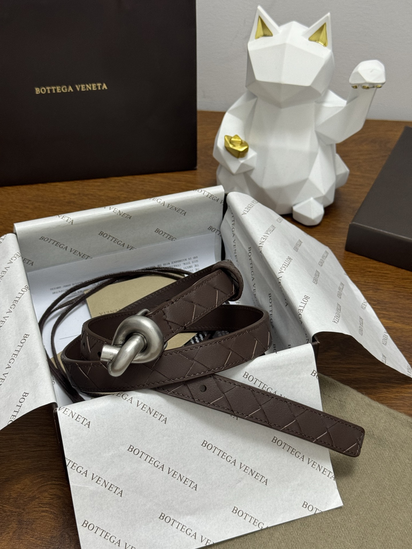 BOTTEGA VENETA 2.0cm 颜色：咖啡色Knot腰带手工编织新款牛皮经典之作每个细节都体现