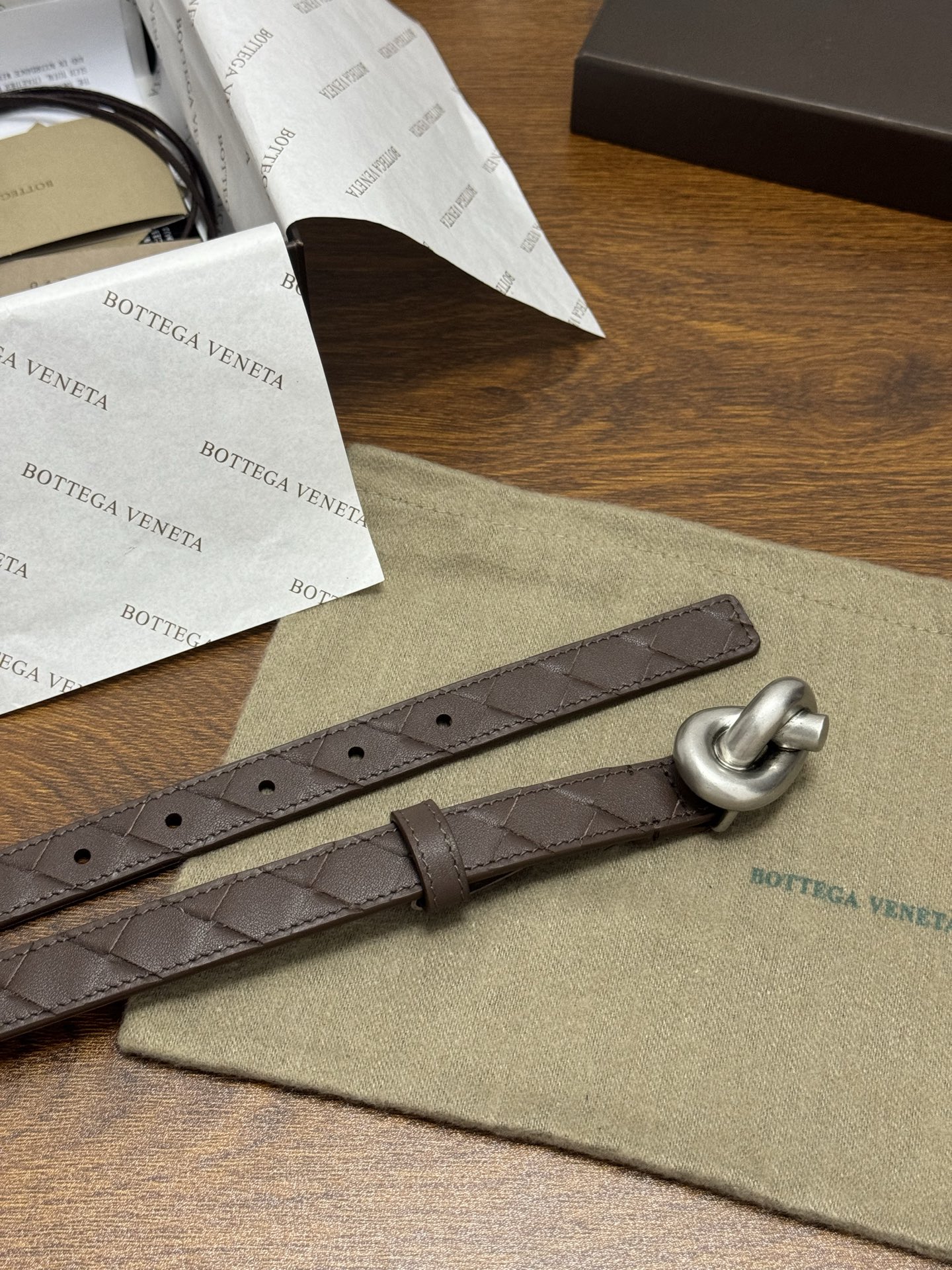 BOTTEGA VENETA 2.0cm 颜色：咖啡色Knot腰带手工编织新款牛皮经典之作每个细节都体现